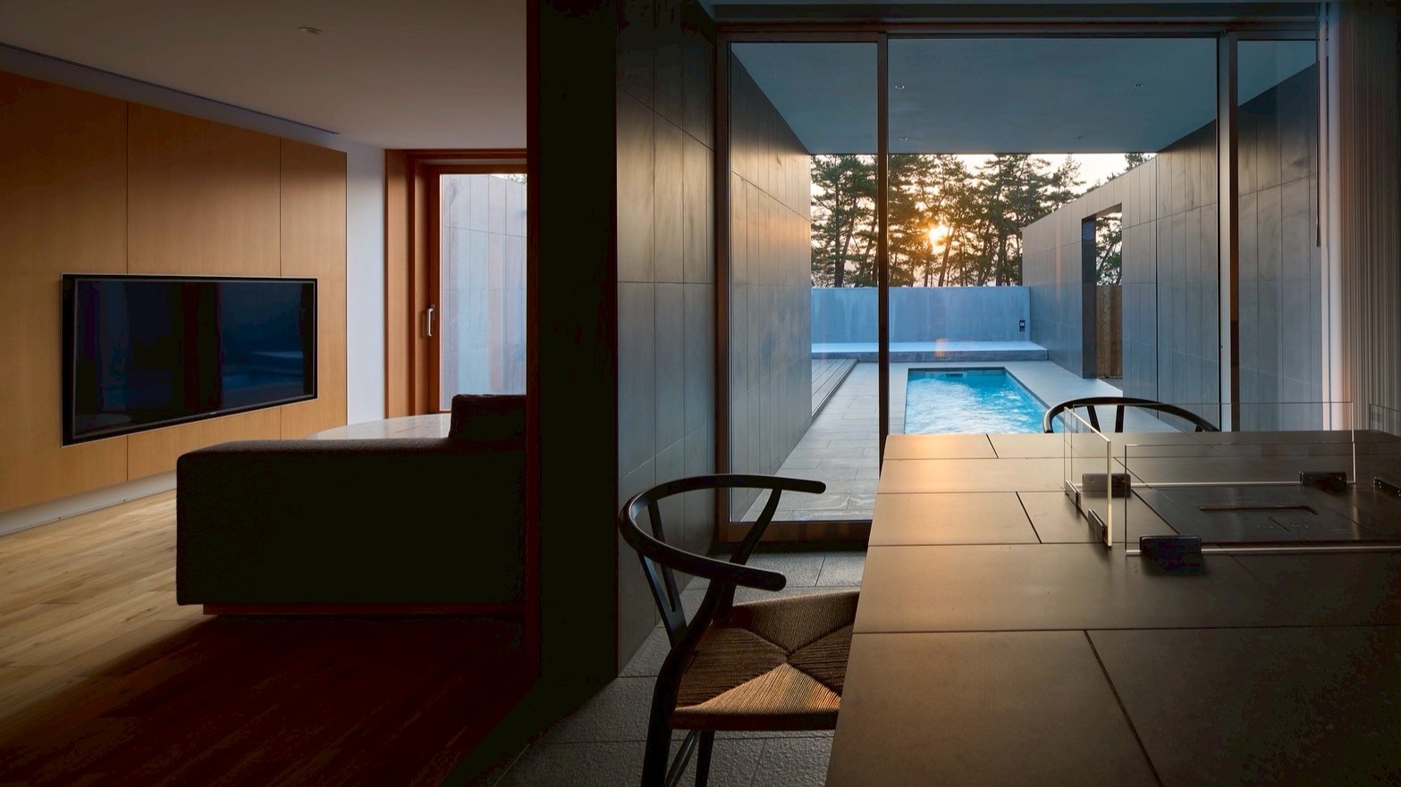 【calm（カーム）】プールビューのリビング＆ダイニング。