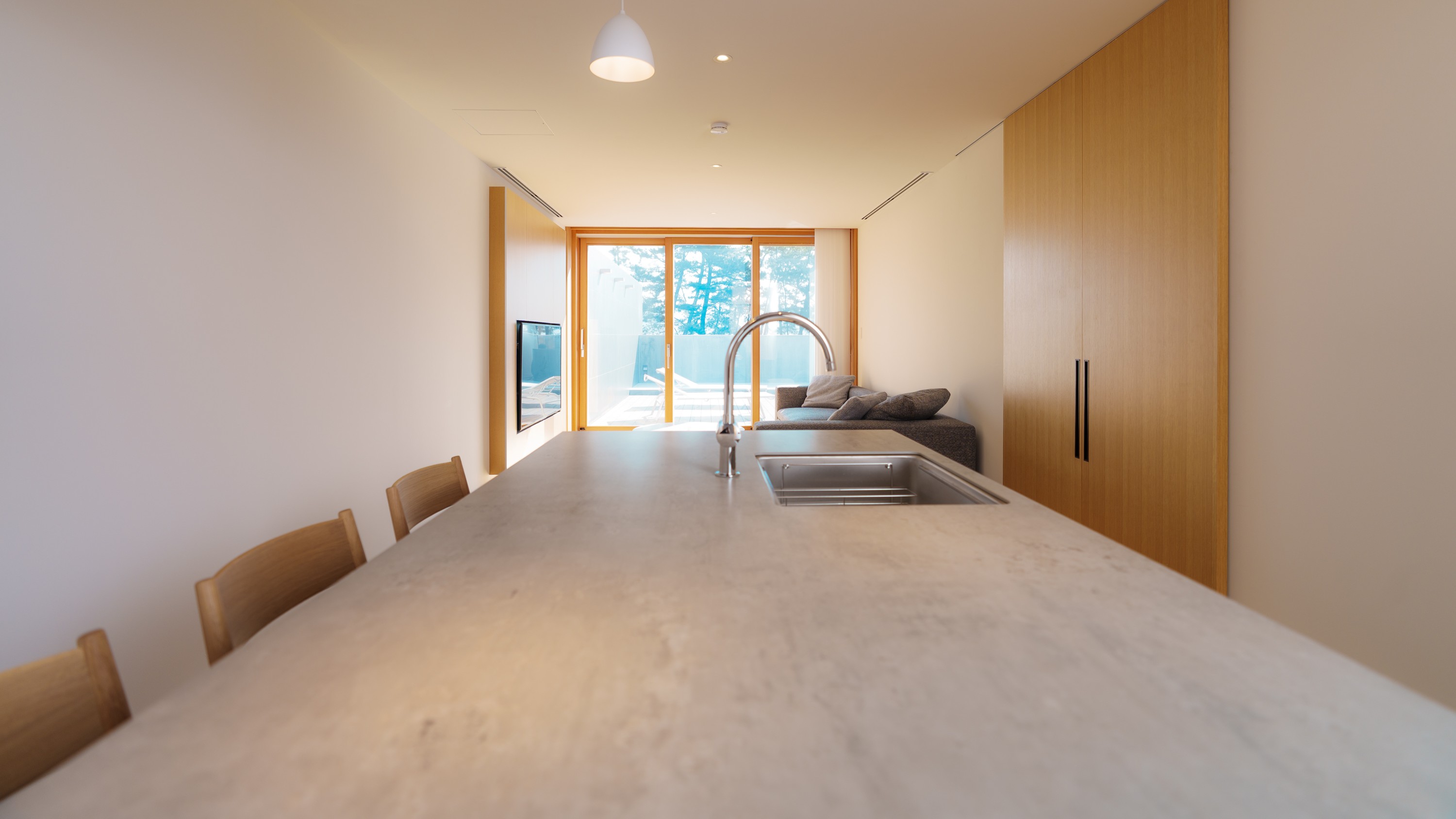 【calm（カーム）】キッチンを完備したダイニング。