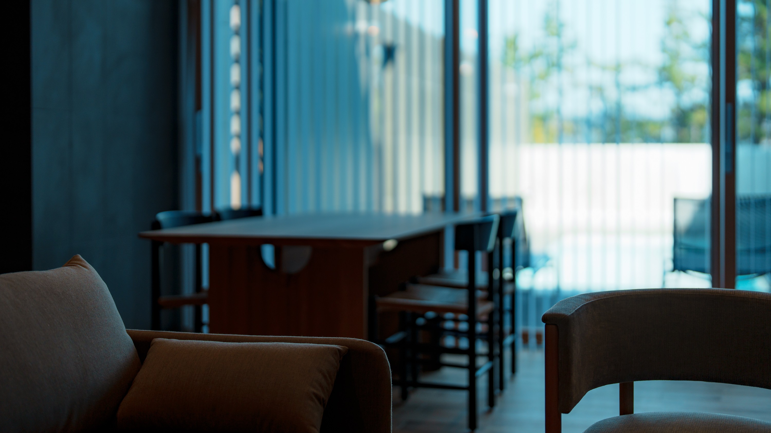 【dawn（ドーン）】プールビューの広々としたリビングでゆったりと。