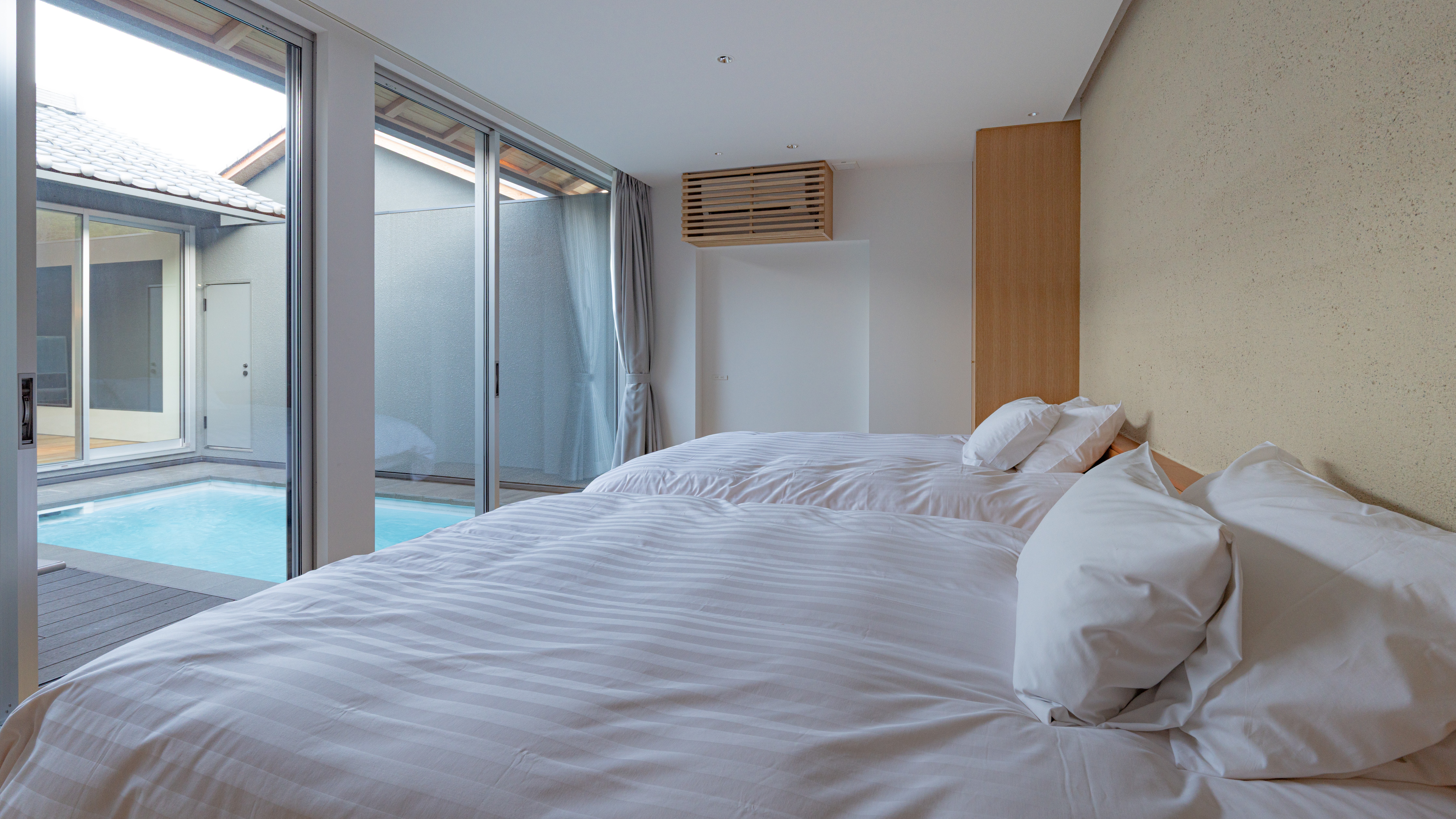 【bliss（ブリス）】プールビューのベッドルーム。