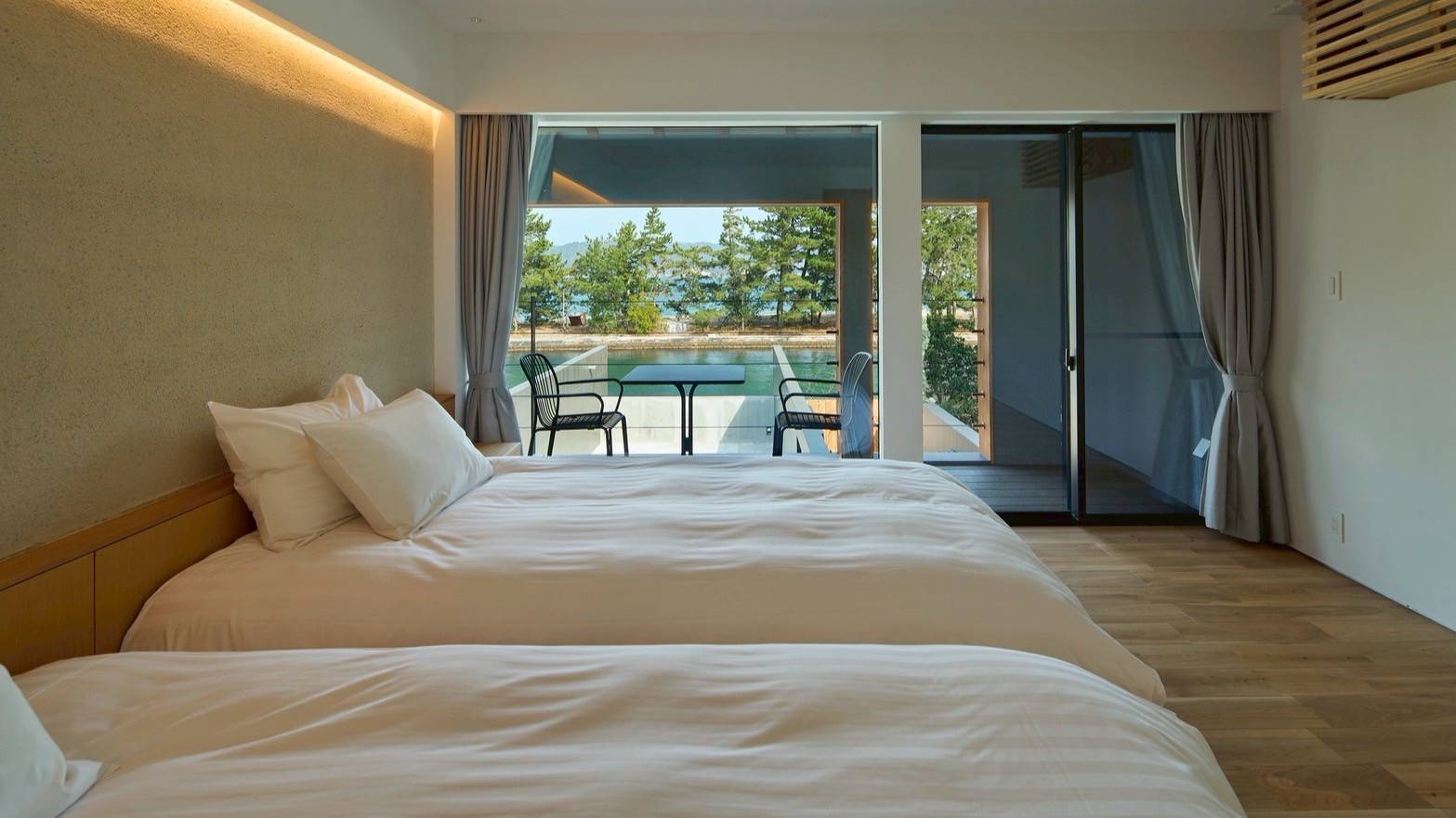 【calm（カーム）】天橋立の運河を望む2階テラス付ベッドルーム。