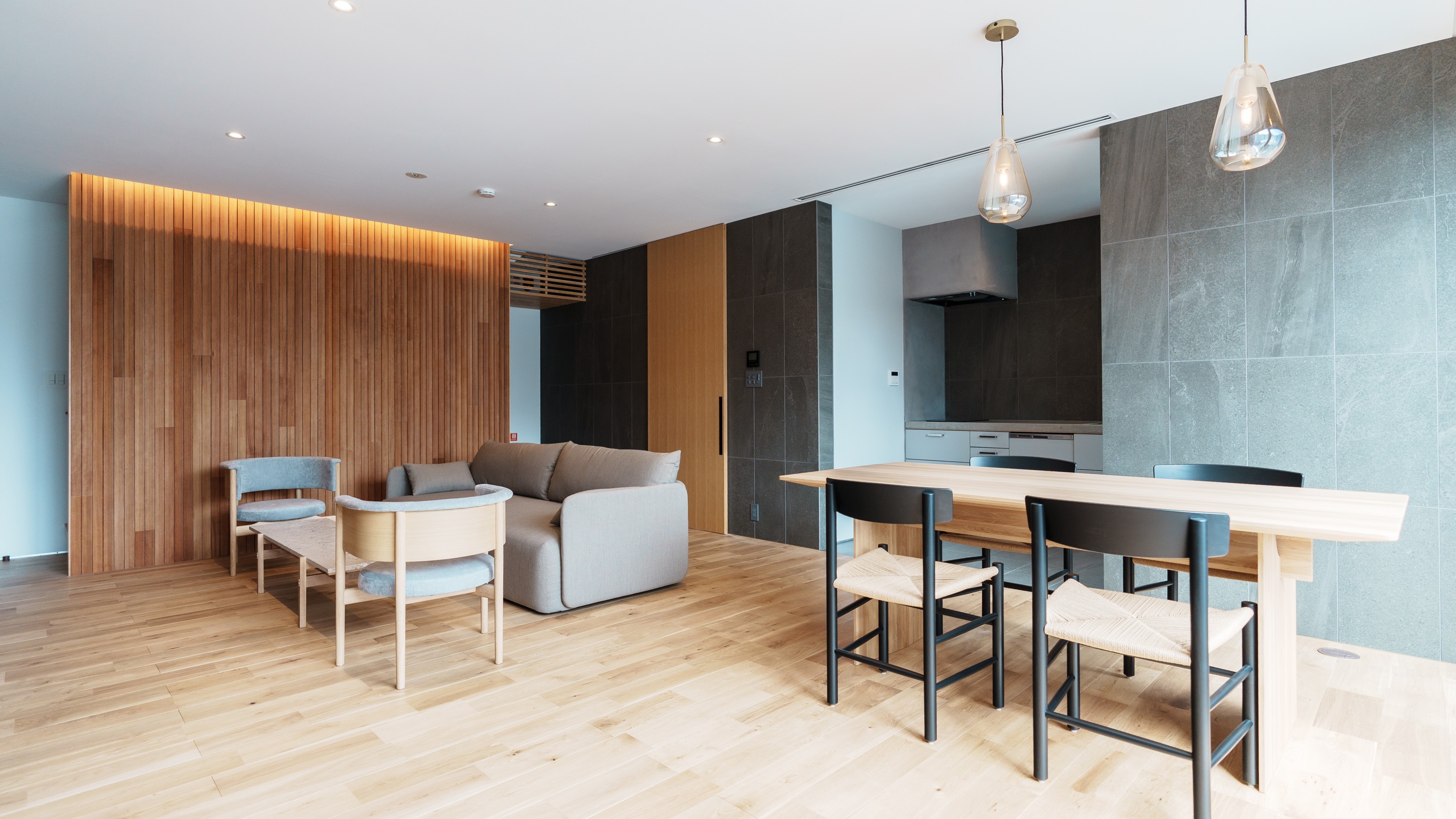 【dawn（ドーン）】プールビューのダイニングでゆったりと。