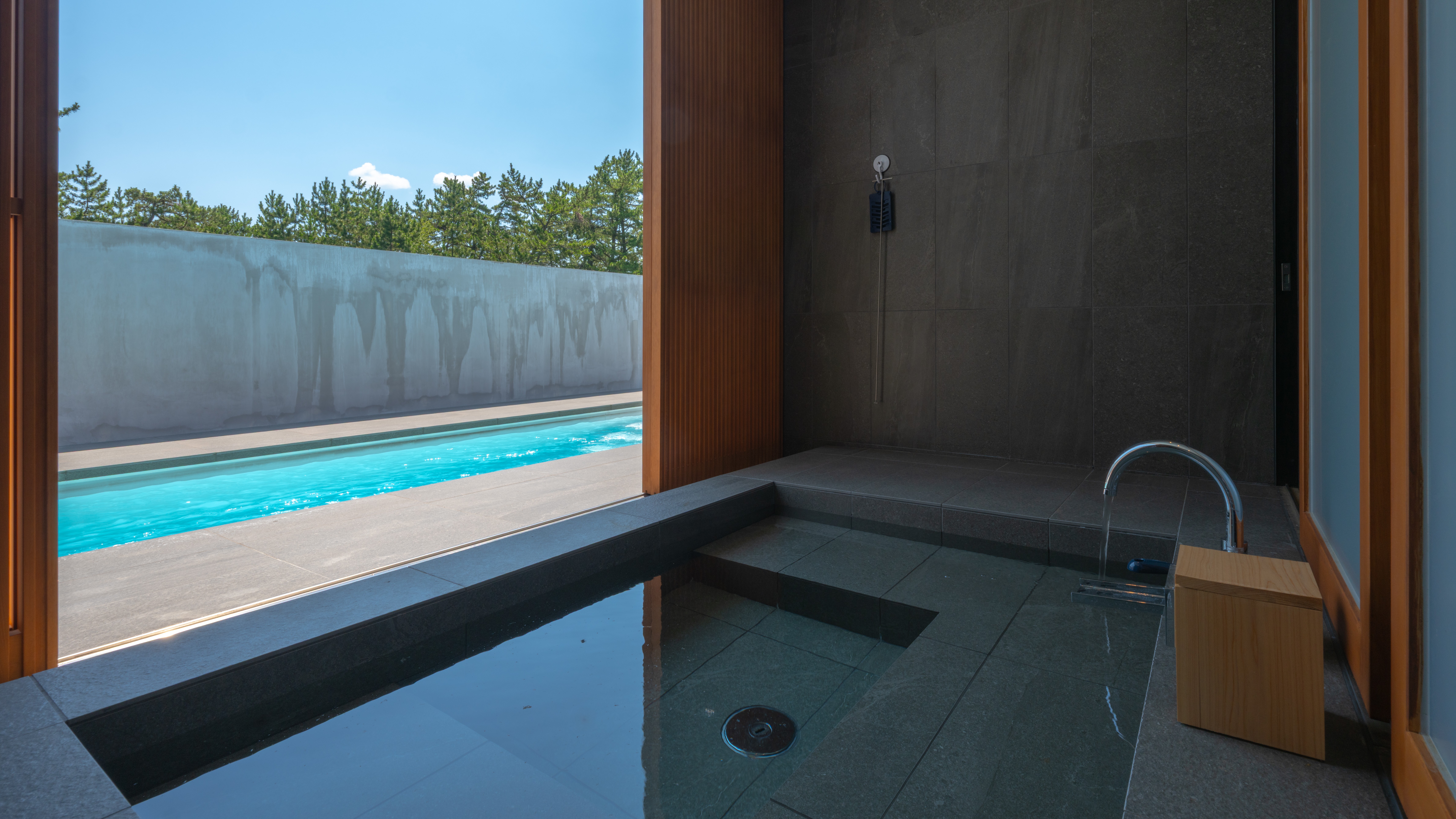 【aeon（エオン）】プールビューの露天風呂でゆったりと湯浴みを愉しむ。