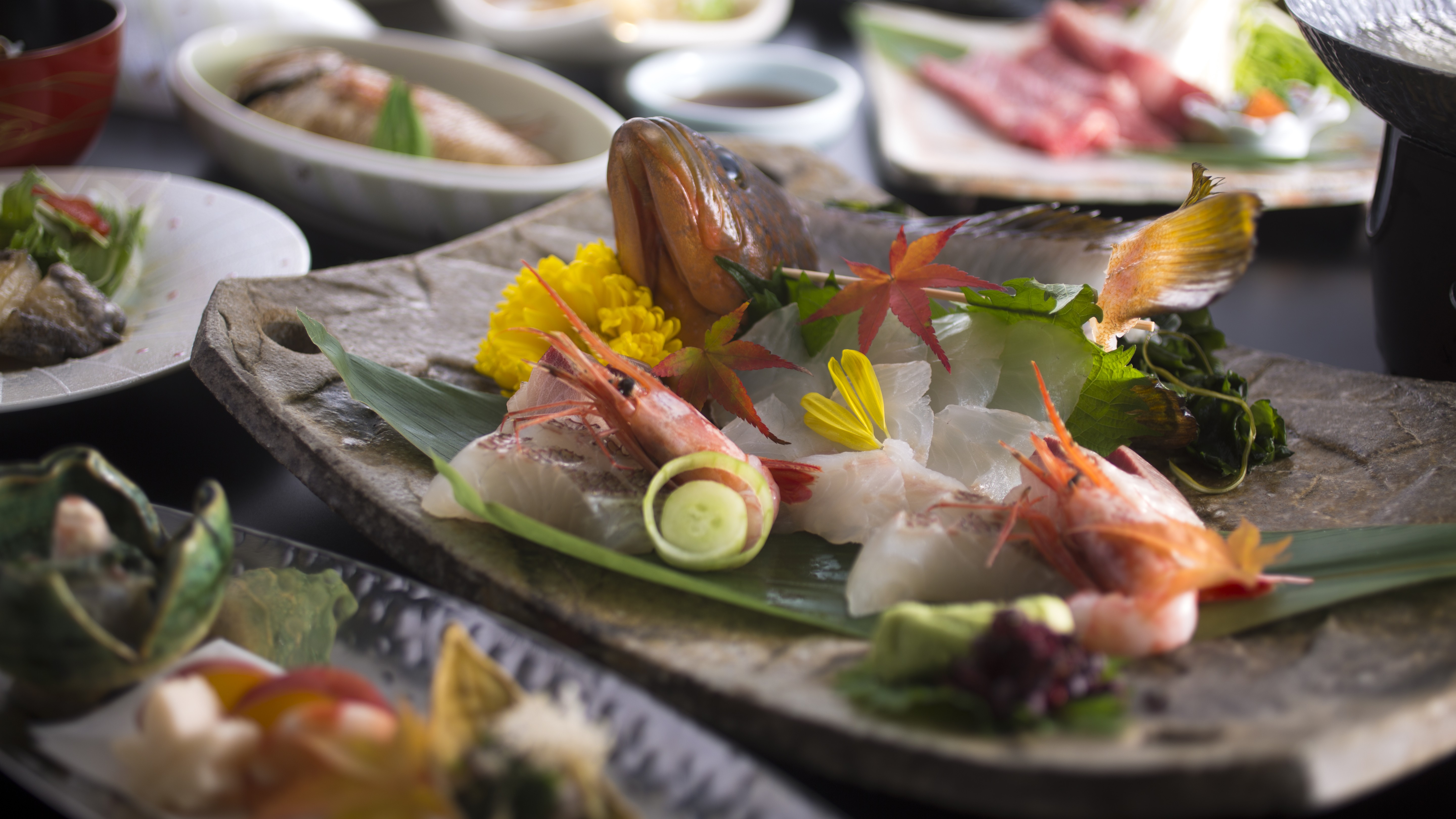 【秋・但馬牛＆地魚会席】但馬牛しゃぶしゃぶやのどぐろの煮付け、松茸の天ぷらや鮑バター焼きなど（一例）