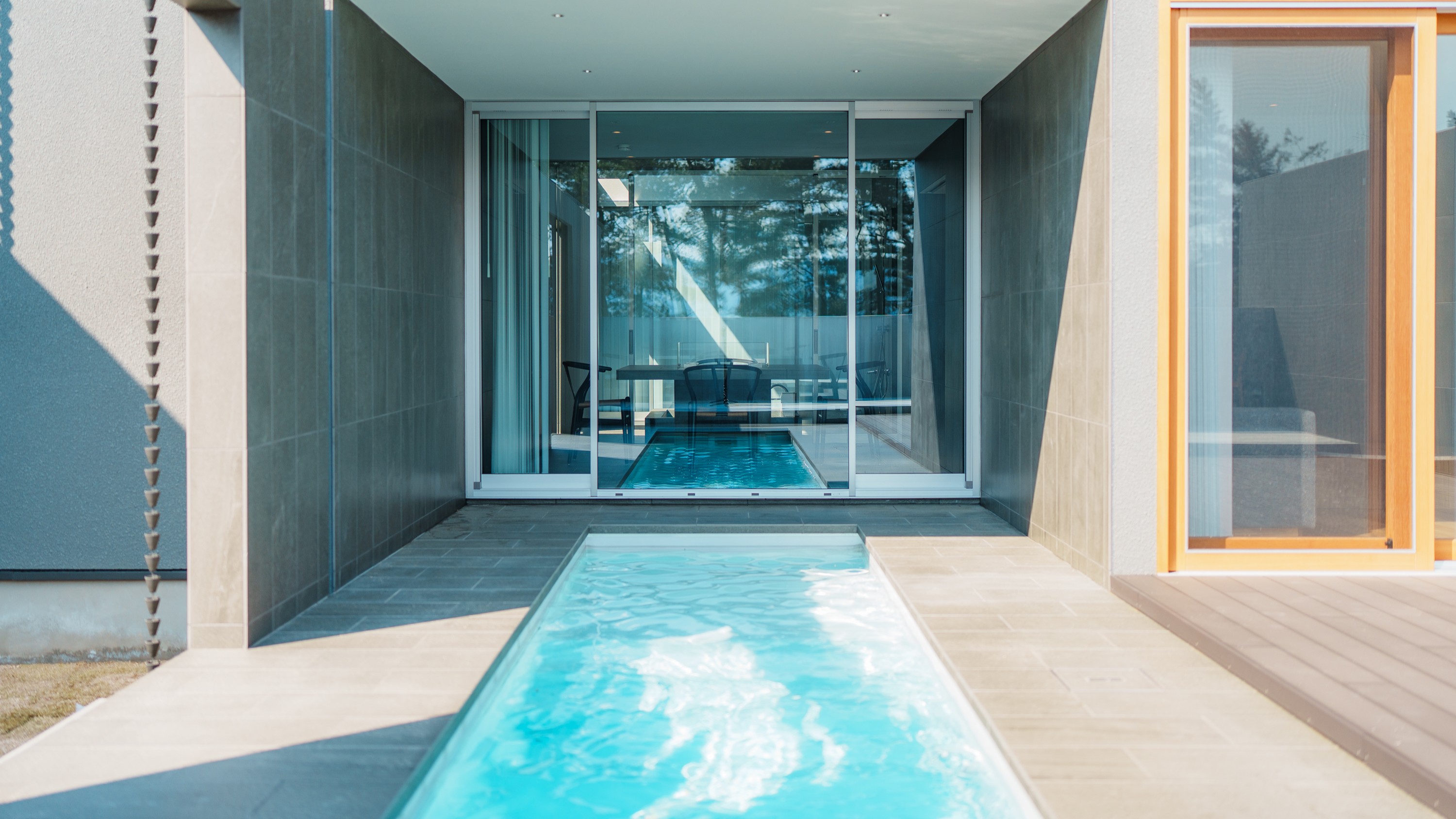 【calm（カーム）】天橋立に溶け込むようなプールでゆっくりと。