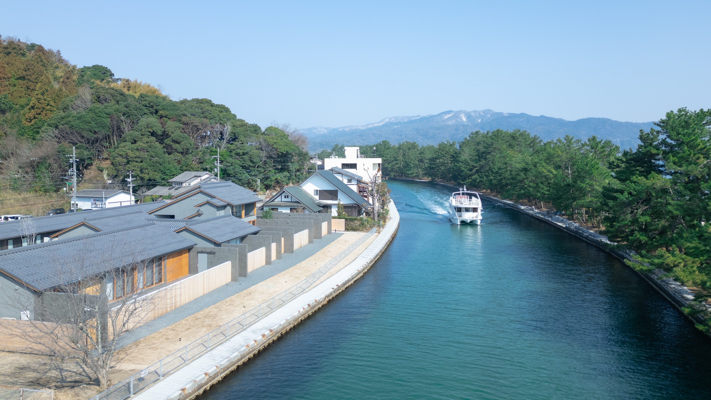 【周辺の景色】天橋立の運河沿いで、観光船やボートが行き交う非日常の情景。