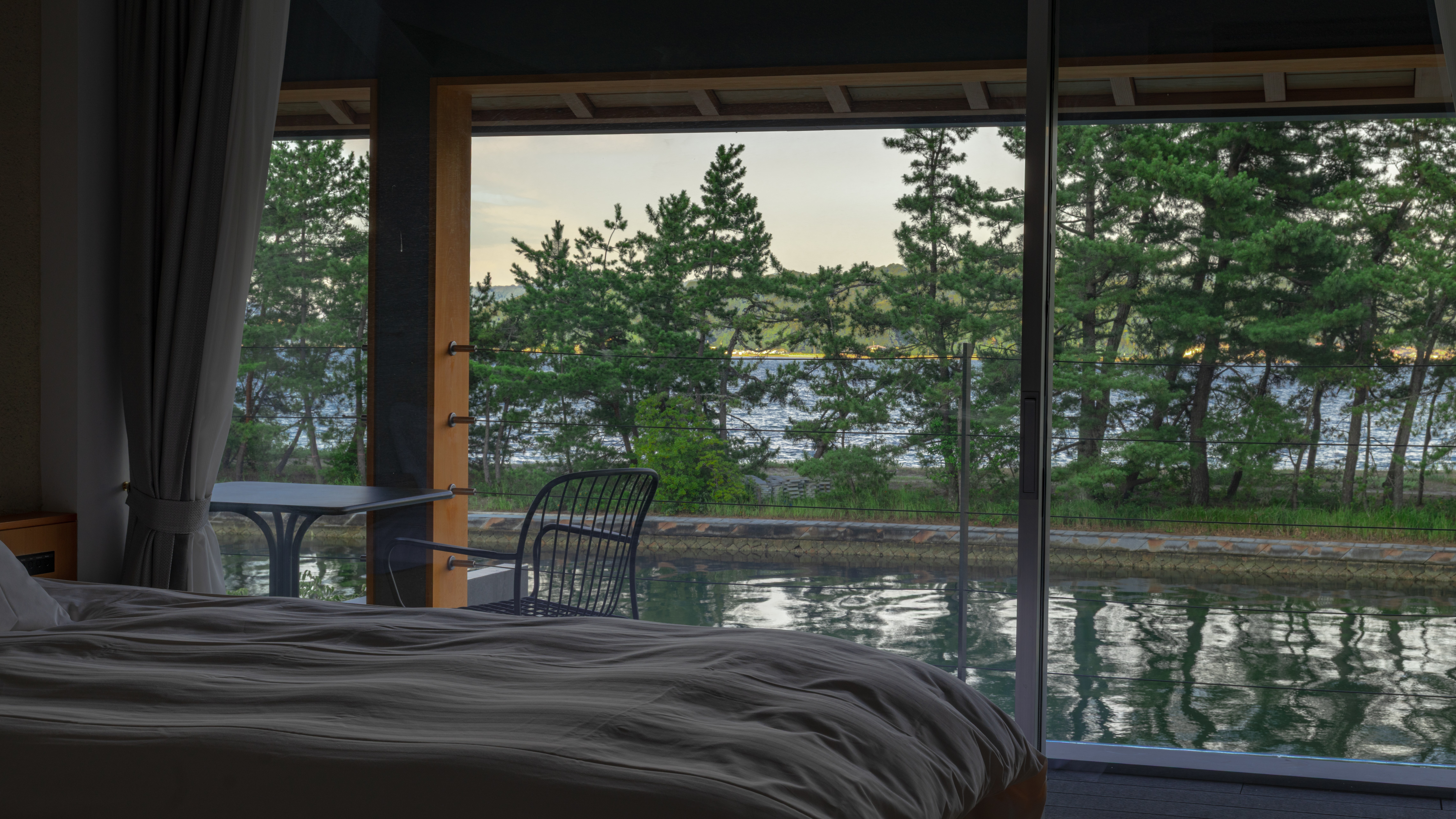 【dawn（ドーン）】天橋立と運河を望むテラス付2階ベッドルーム。