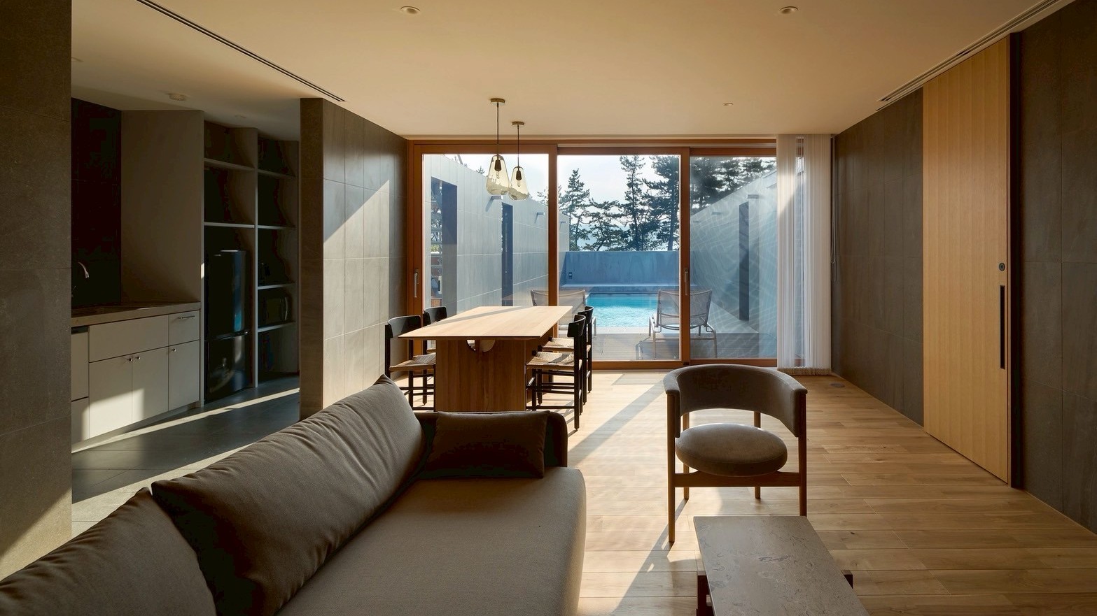 【dawn（ドーン）】プールビューの広々としたリビングでゆったりと。