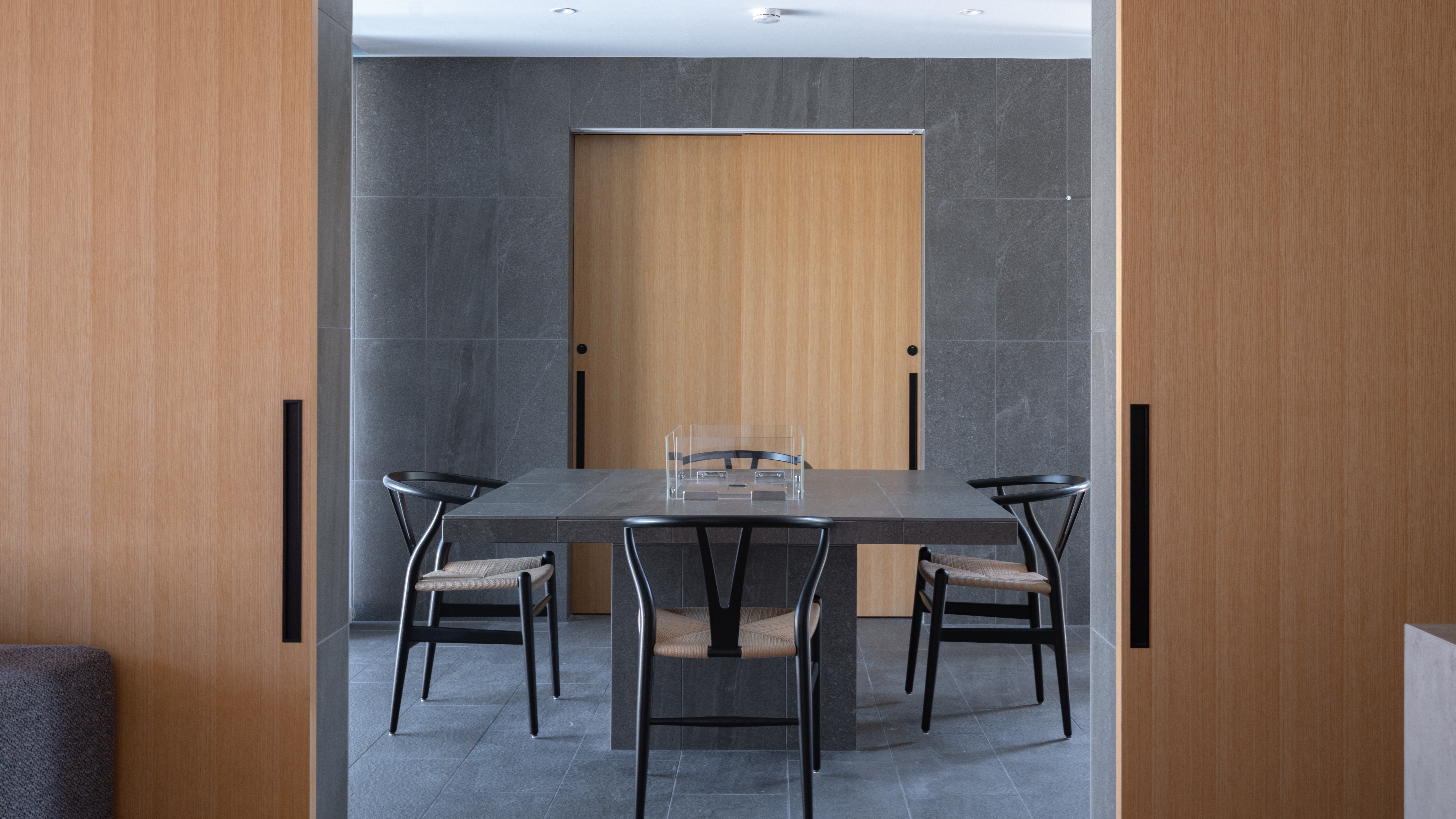 【calm（カーム）】プールビューのダイニング。