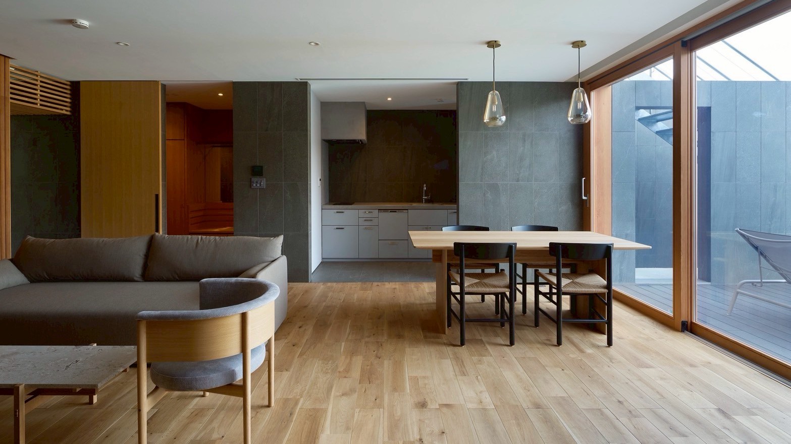 【dawn（ドーン）】プールビューの広々としたリビングでゆったりと。