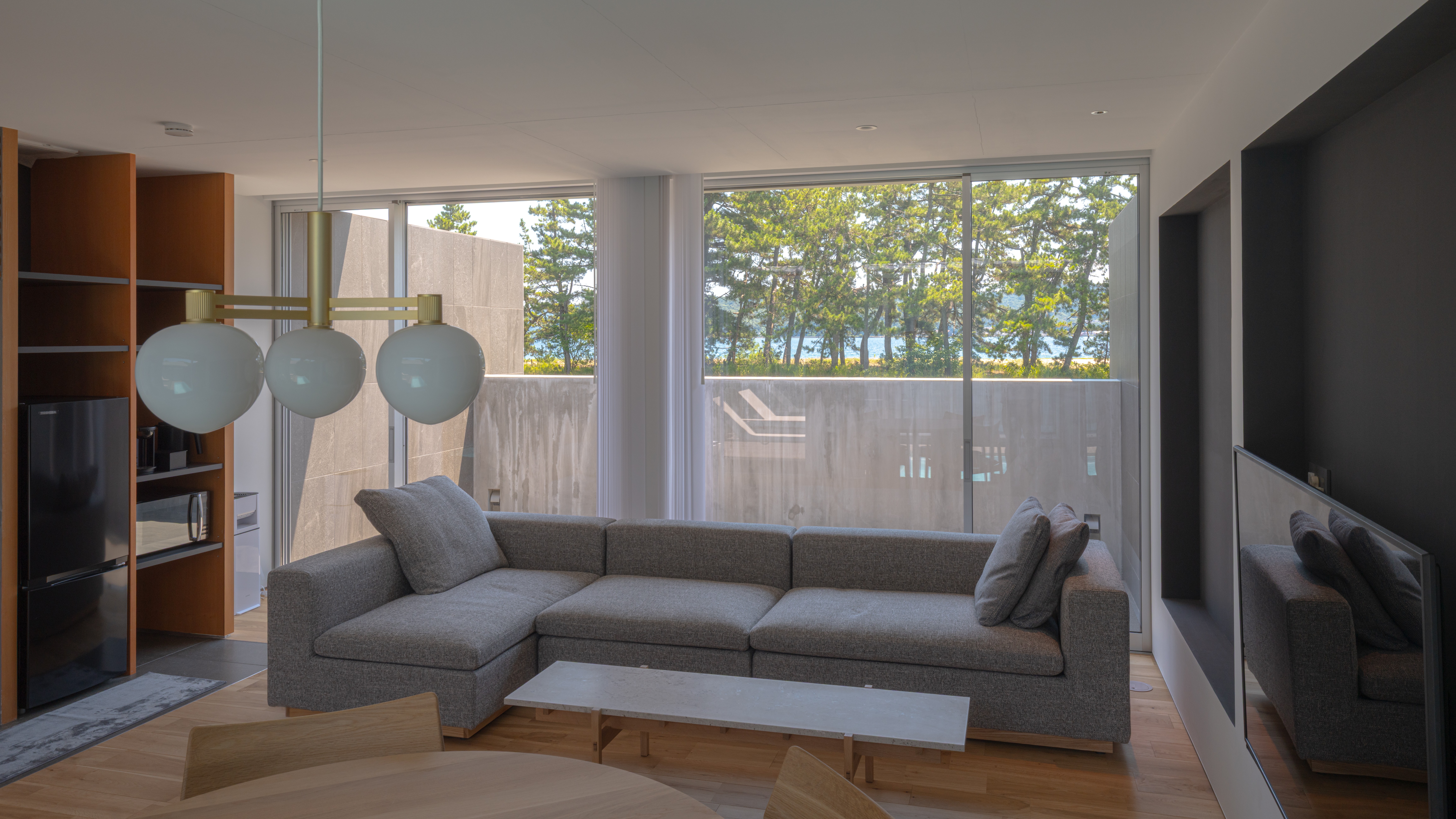 【bliss（ブリス）】天橋立を望み、ゆったりと寛げるリビング。