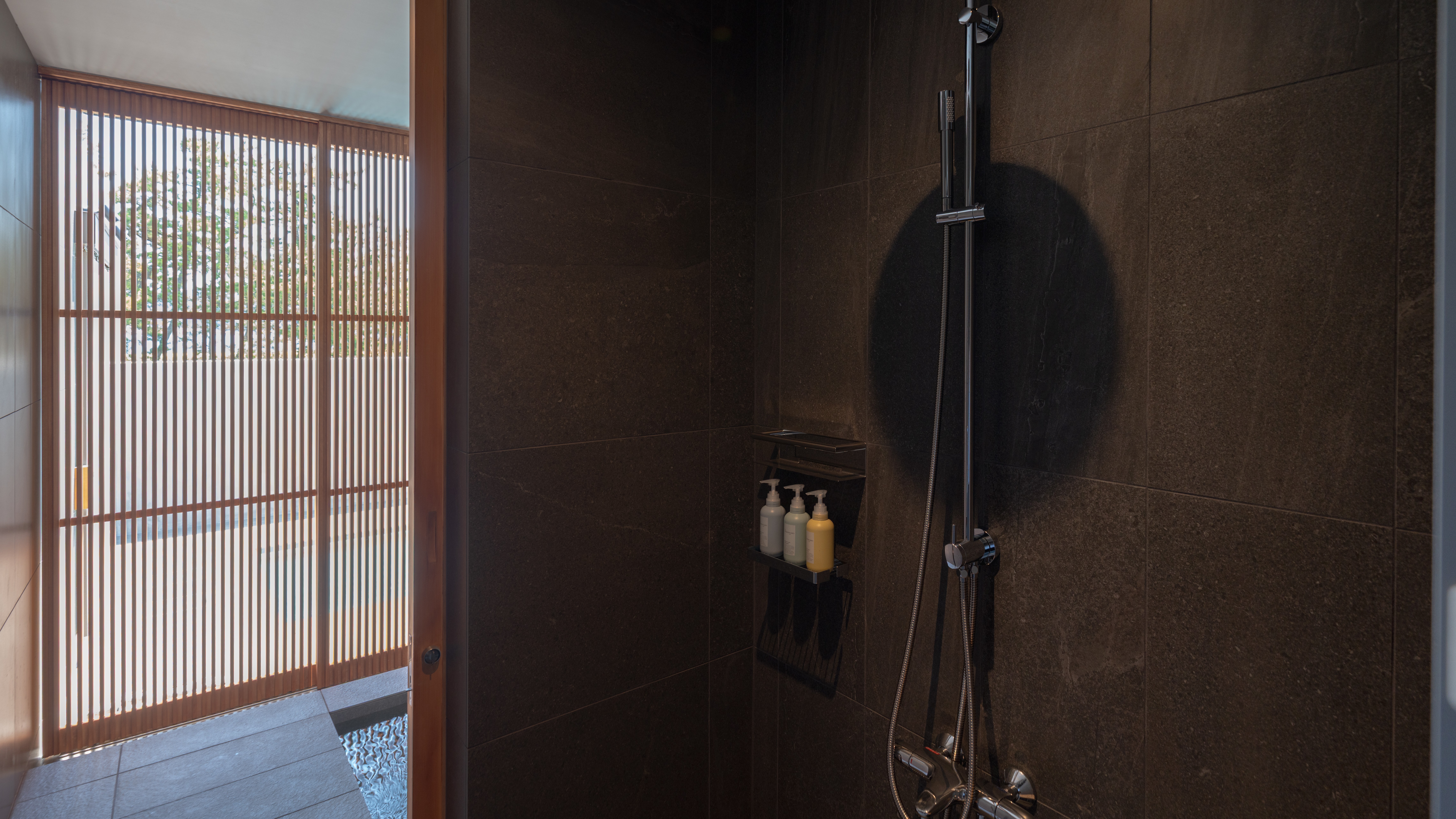 【aeon（エオン）】プールビューの露天風呂でゆったりと湯浴みを愉しむ。