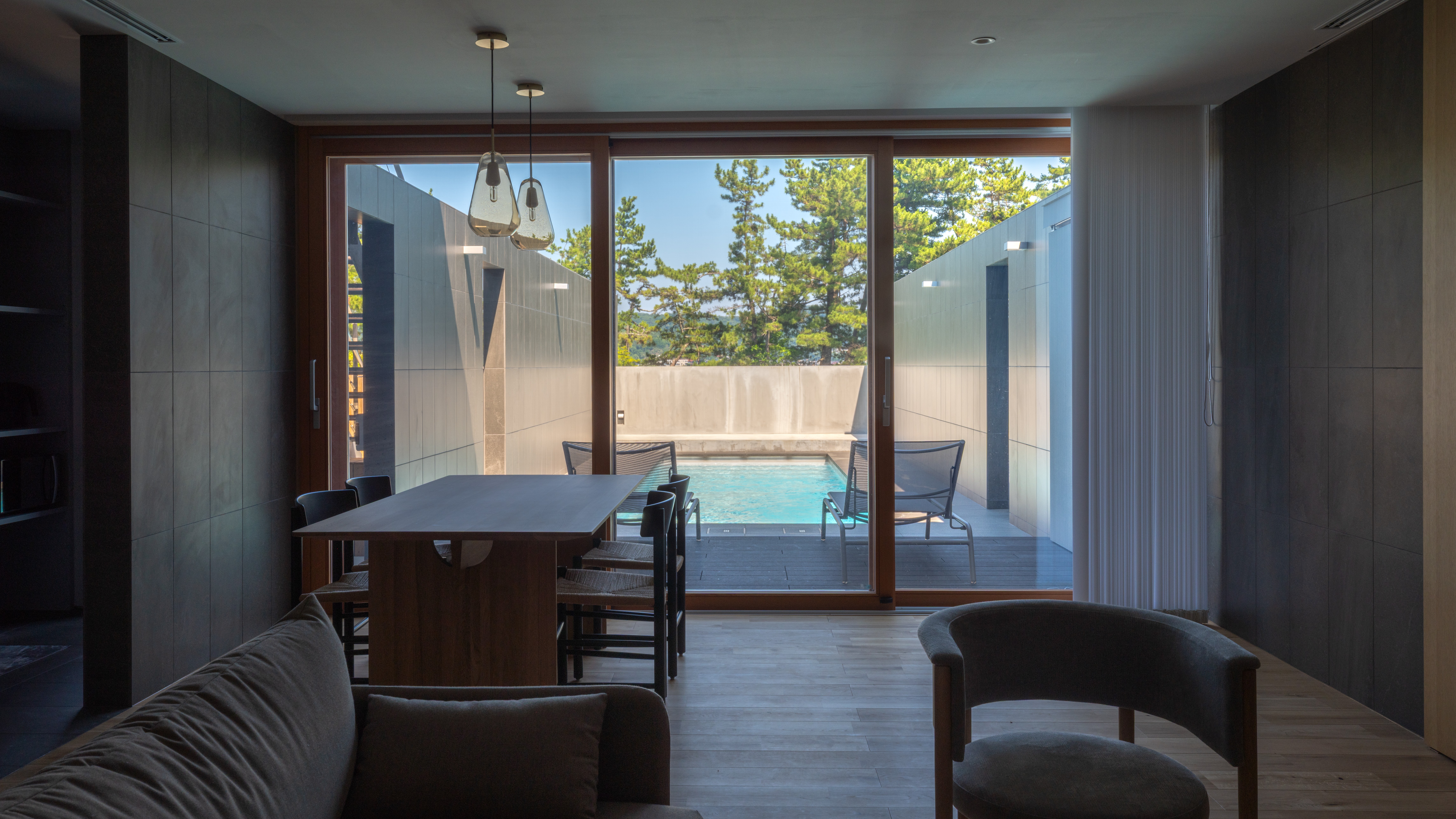 【dawn（ドーン）】プールビューのダイニングでゆったりと。