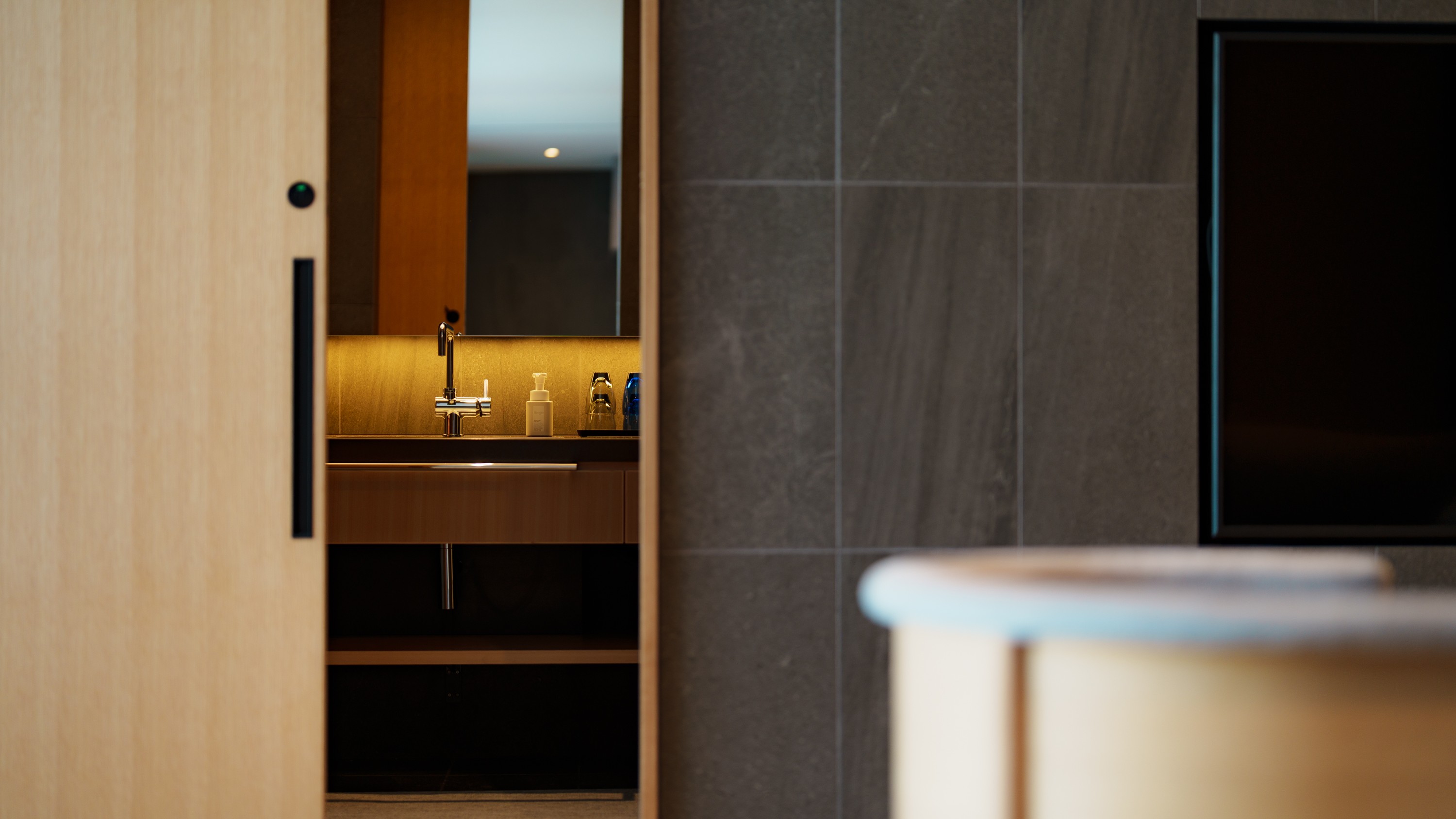 【dawn（ドーン）】プールビューの広々としたリビングでゆったりと。