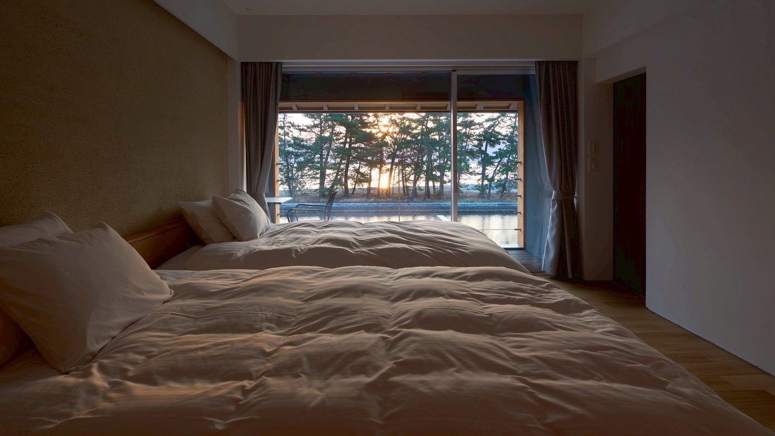 【calm（カーム）】天橋立の運河を望む2階テラス付ベッドルームから朝日を望む。