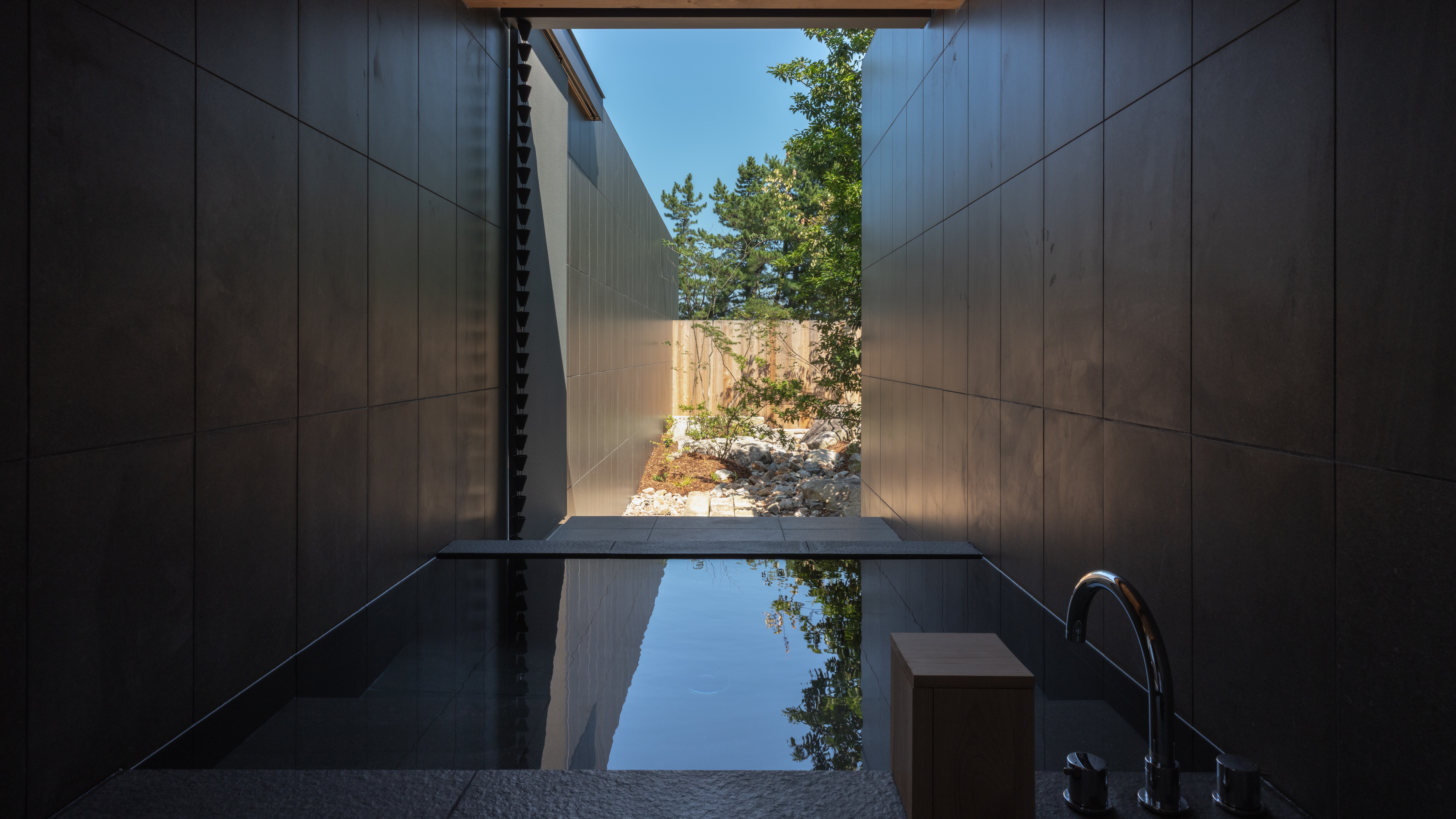 【dawn（ドーン）】庭を望む露天風呂でゆったりと湯浴みを。