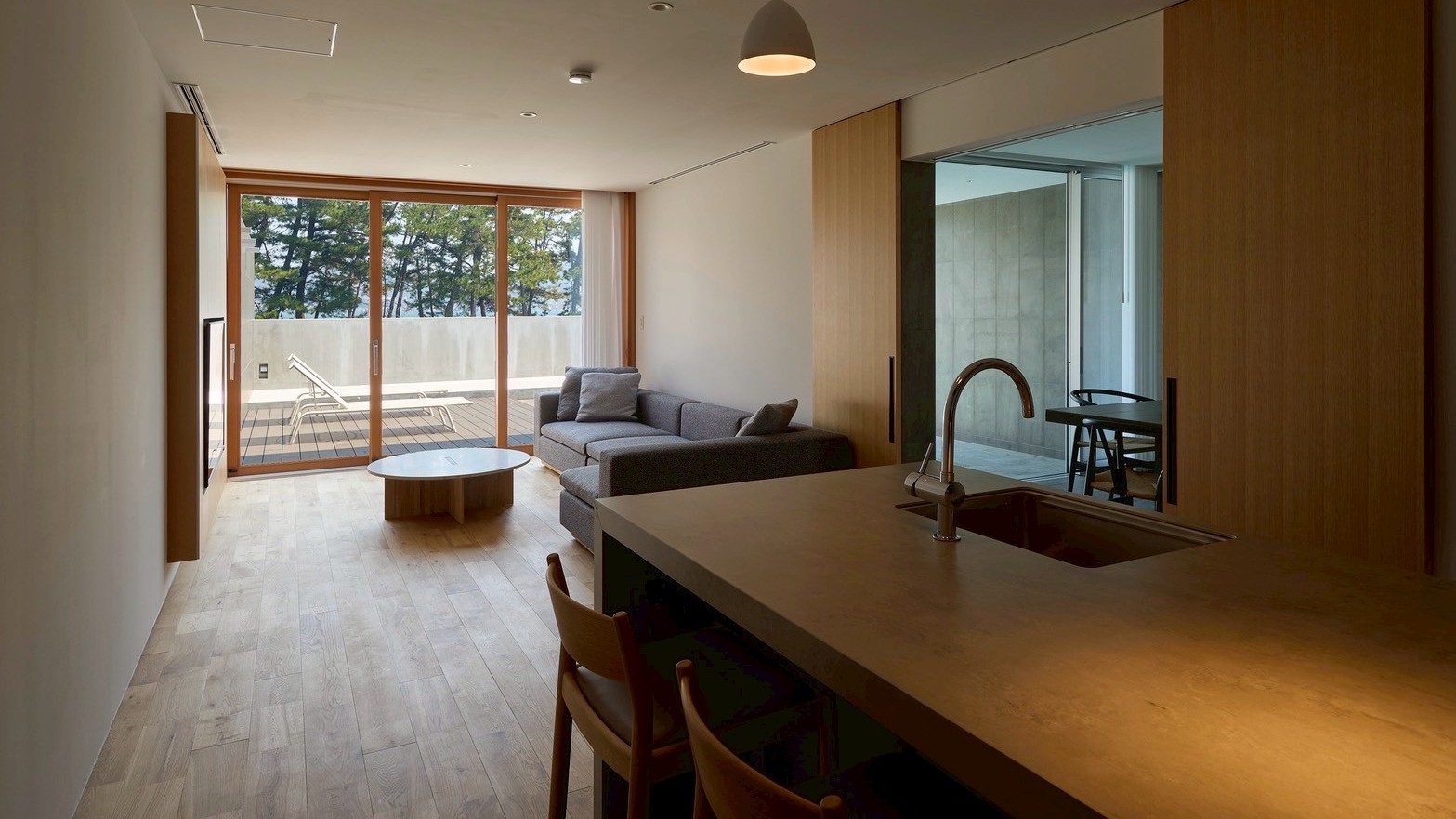 【calm（カーム）】プールビューのキッチン＆リビング。