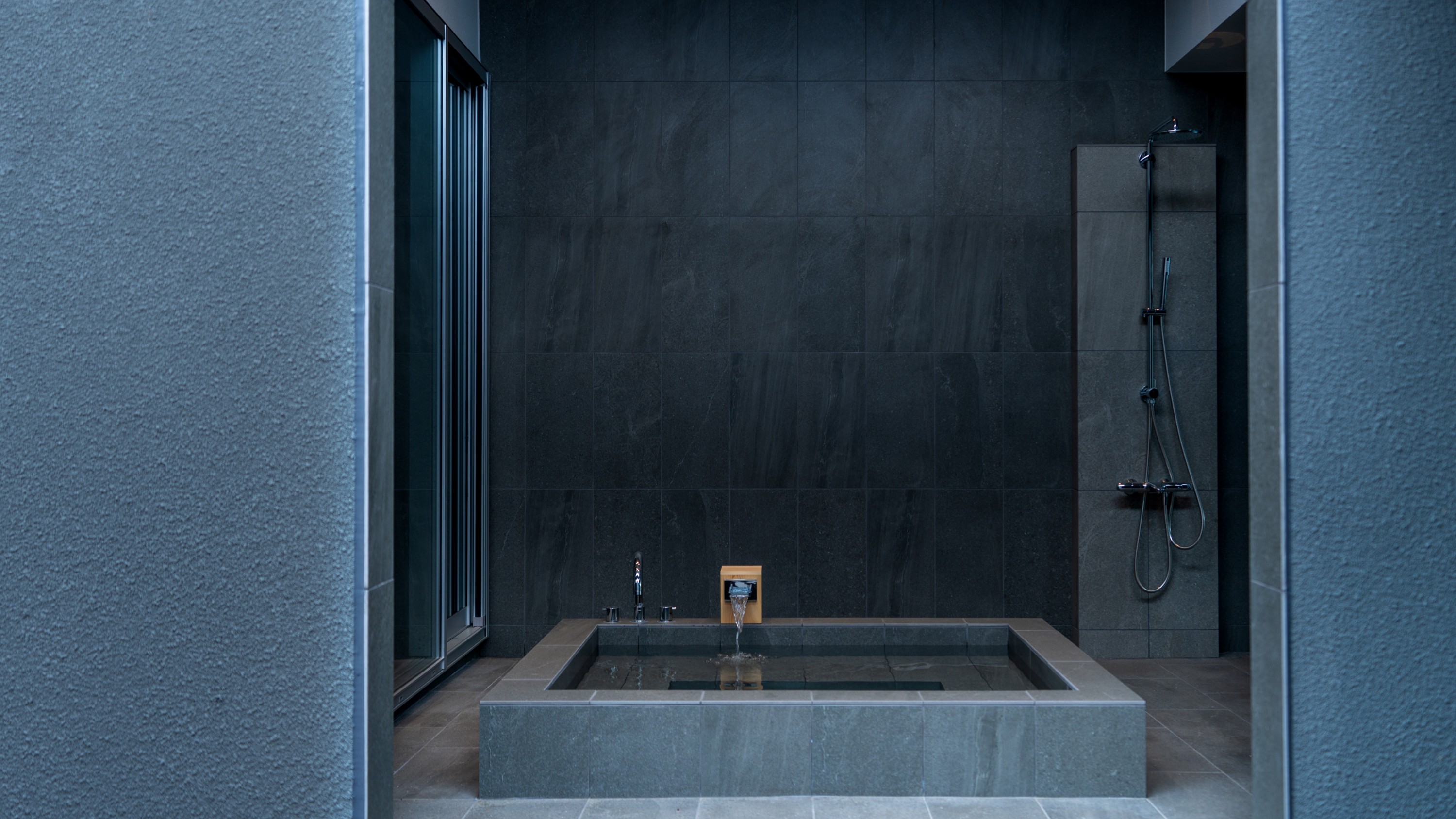 【bliss（ブリス）】露天風呂でゆったりと湯浴みを愉しむ。