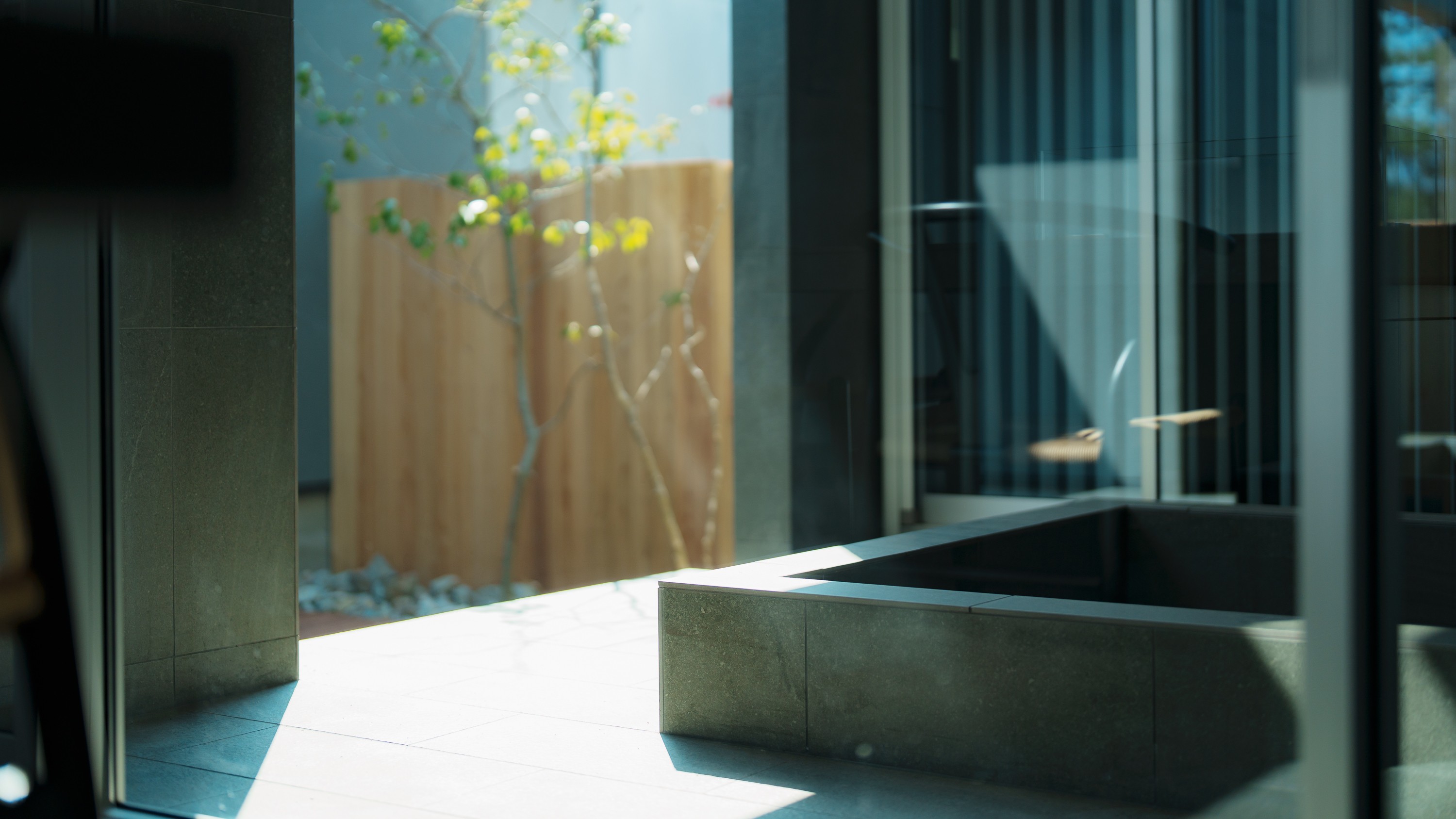 【calm（カーム）】露天風呂でゆったりと湯浴みを。