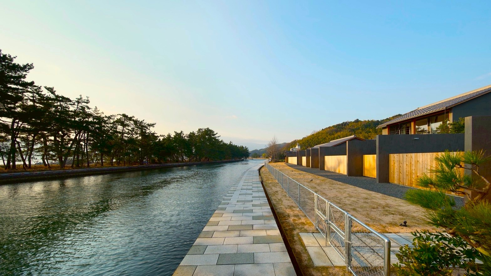 【周辺の景色】天橋立の運河沿いで、非日常の情景を味わう。
