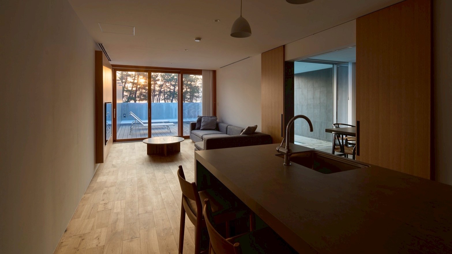 【calm（カーム）】プールビューのキッチン＆リビング。