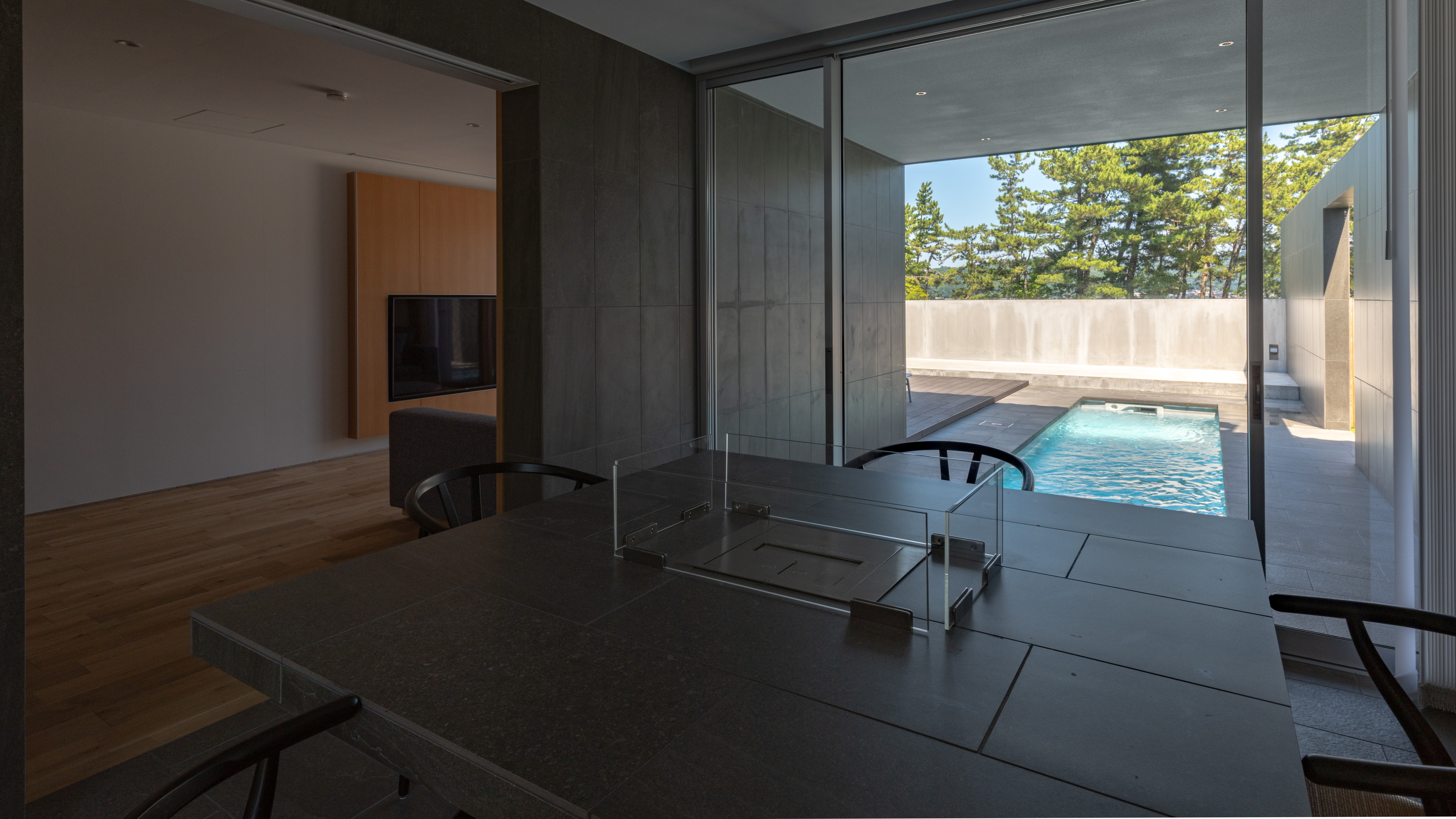 【calm（カーム）】プールビューのダイニング。