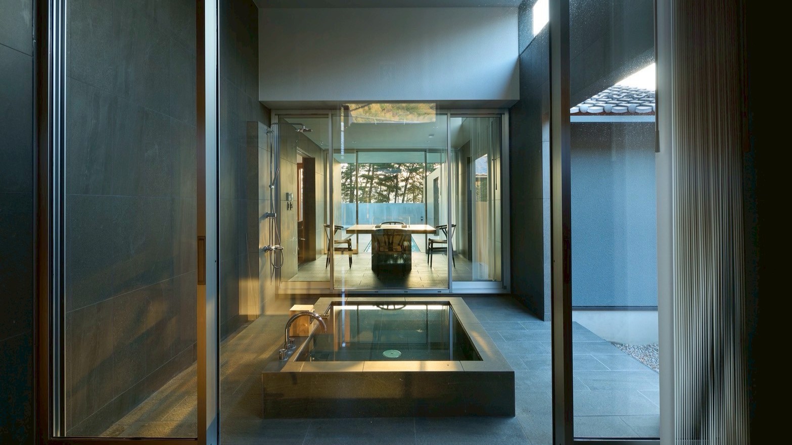 【calm（カーム）】露天風呂でゆったりと湯浴みを。