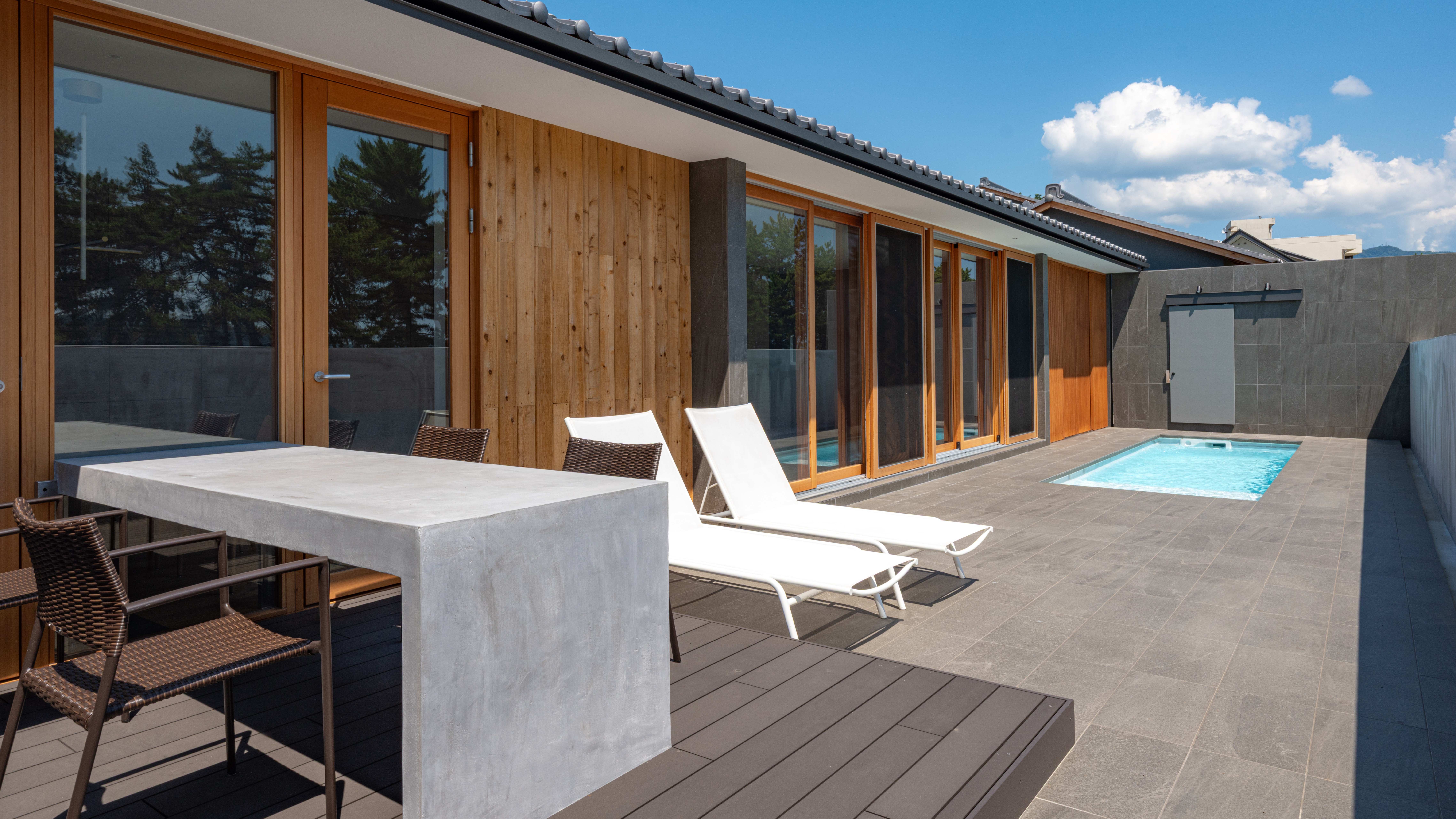 【aeon（エオン）】天橋立の運河を一望するテラス付のプライベートプールで、ごゆるりと。