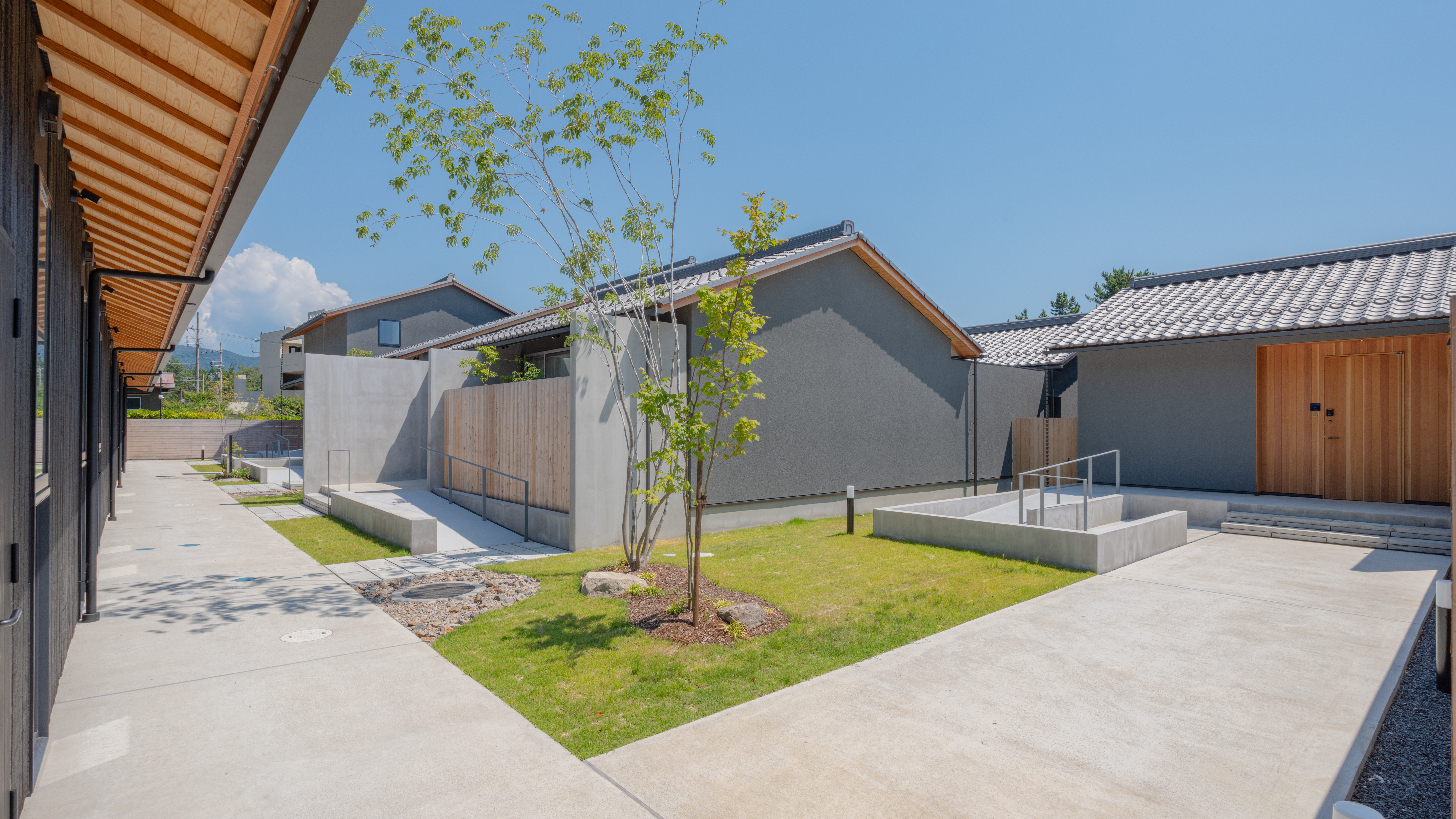 【外観】天橋立の運河沿いで、非日常の情景を味わう。