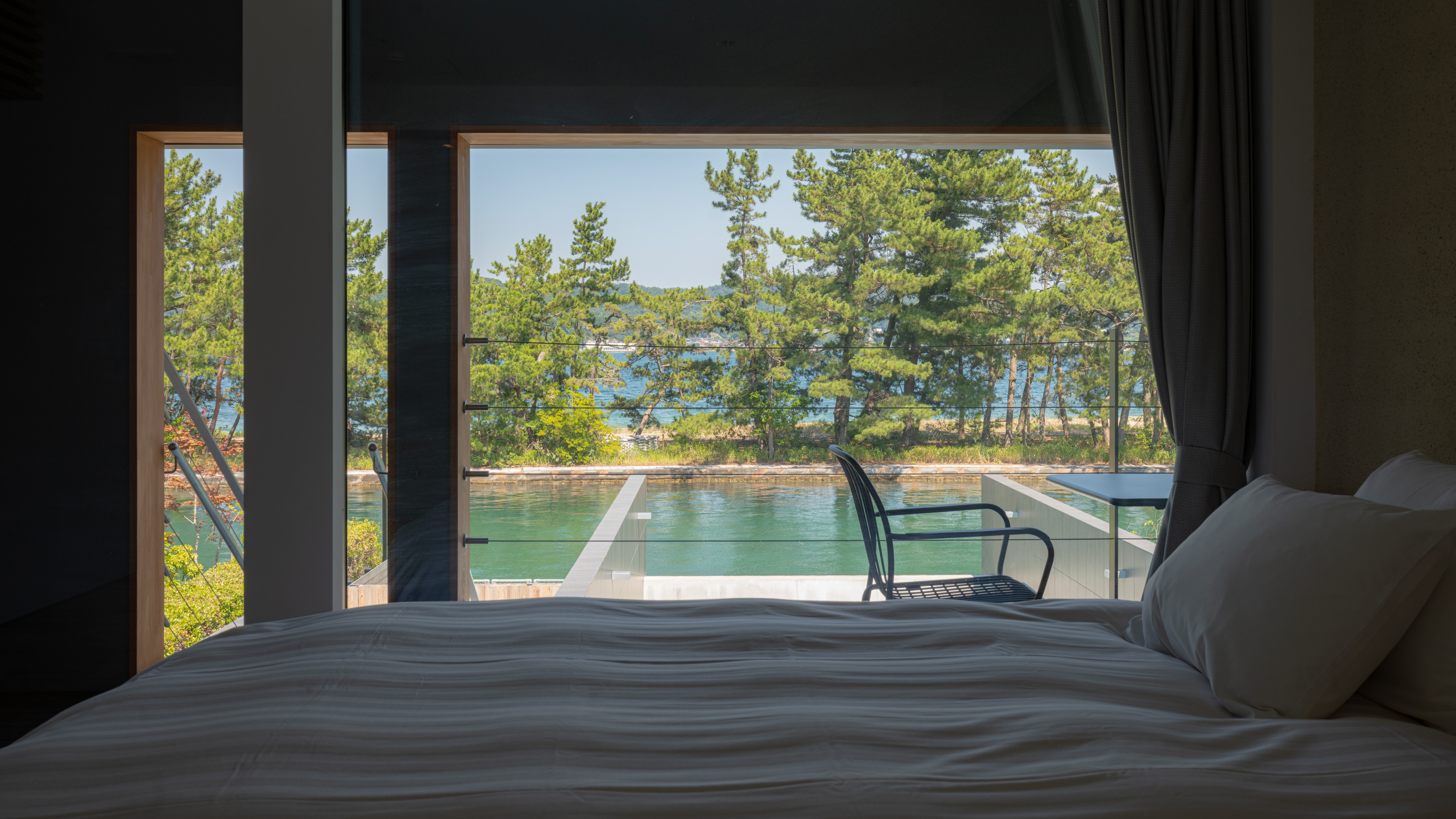 【dawn（ドーン）】天橋立と運河を望むテラス付2階ベッドルーム。