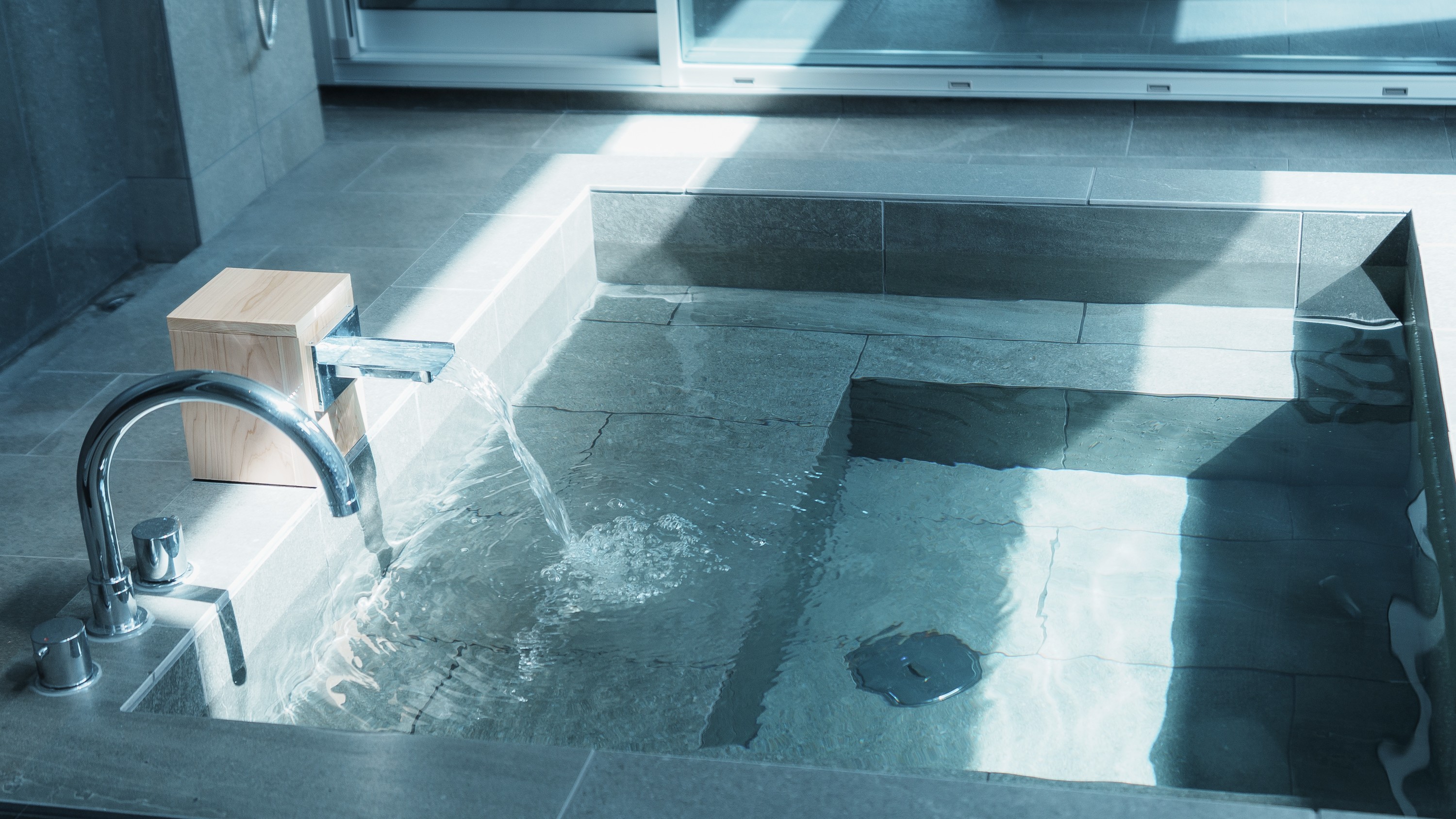 【calm（カーム）】露天風呂でゆったりと湯浴みを。