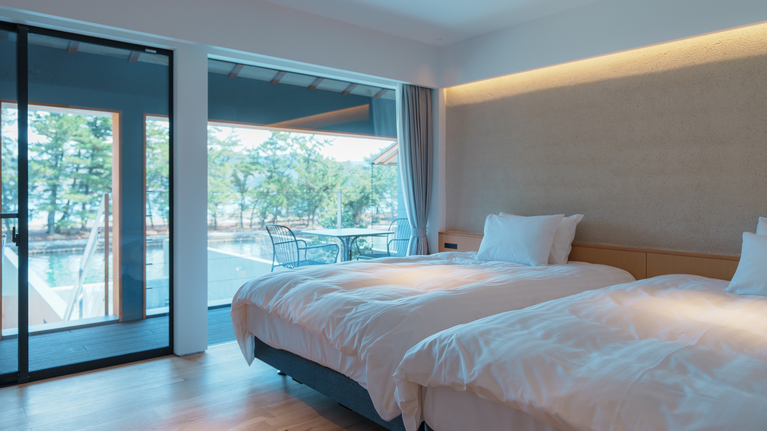 【dawn（ドーン）】天橋立と運河を望むテラス付ベッドルーム。