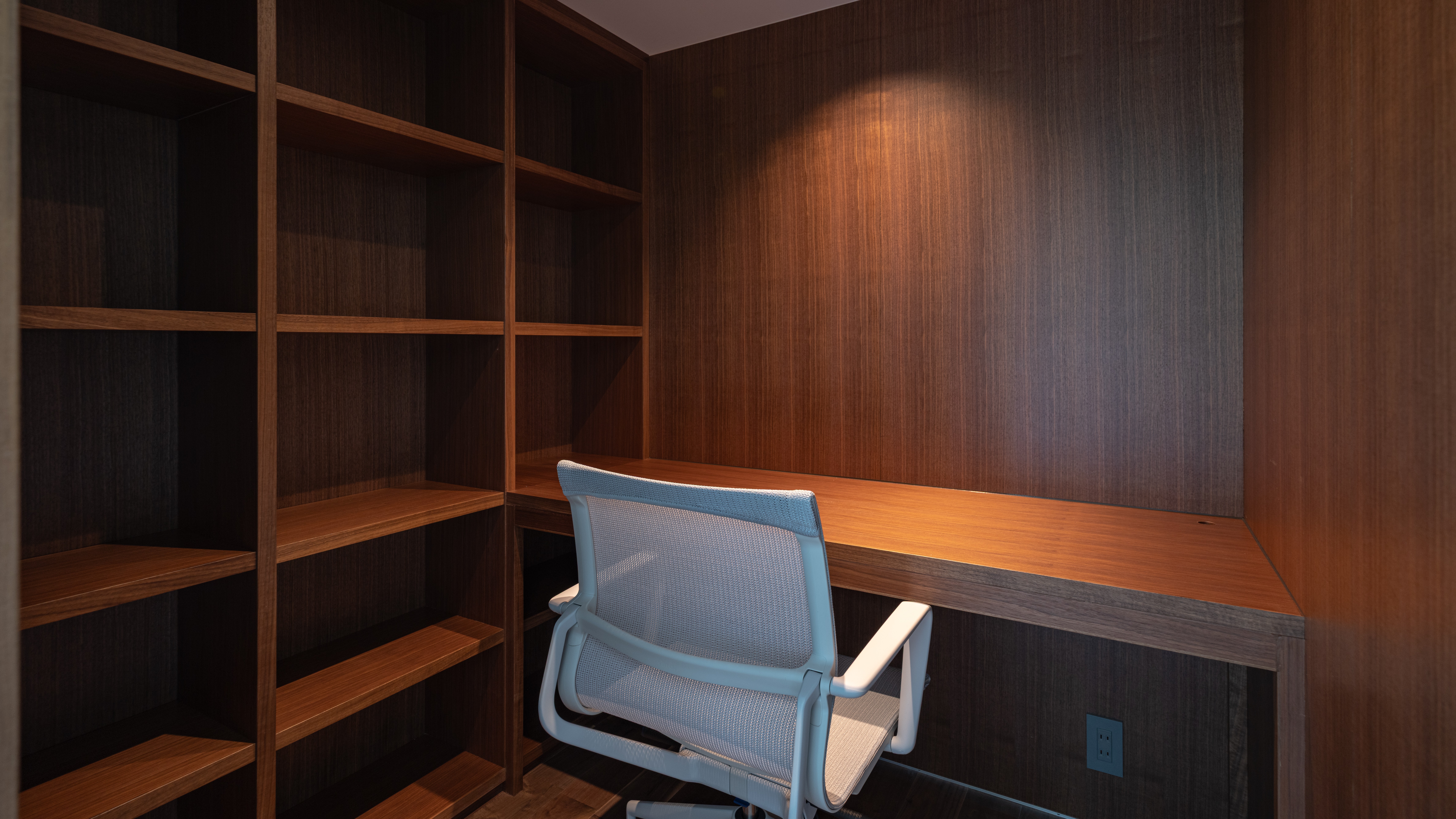 【calm（カーム）】デスクワークにも最適なワーキングスペース。