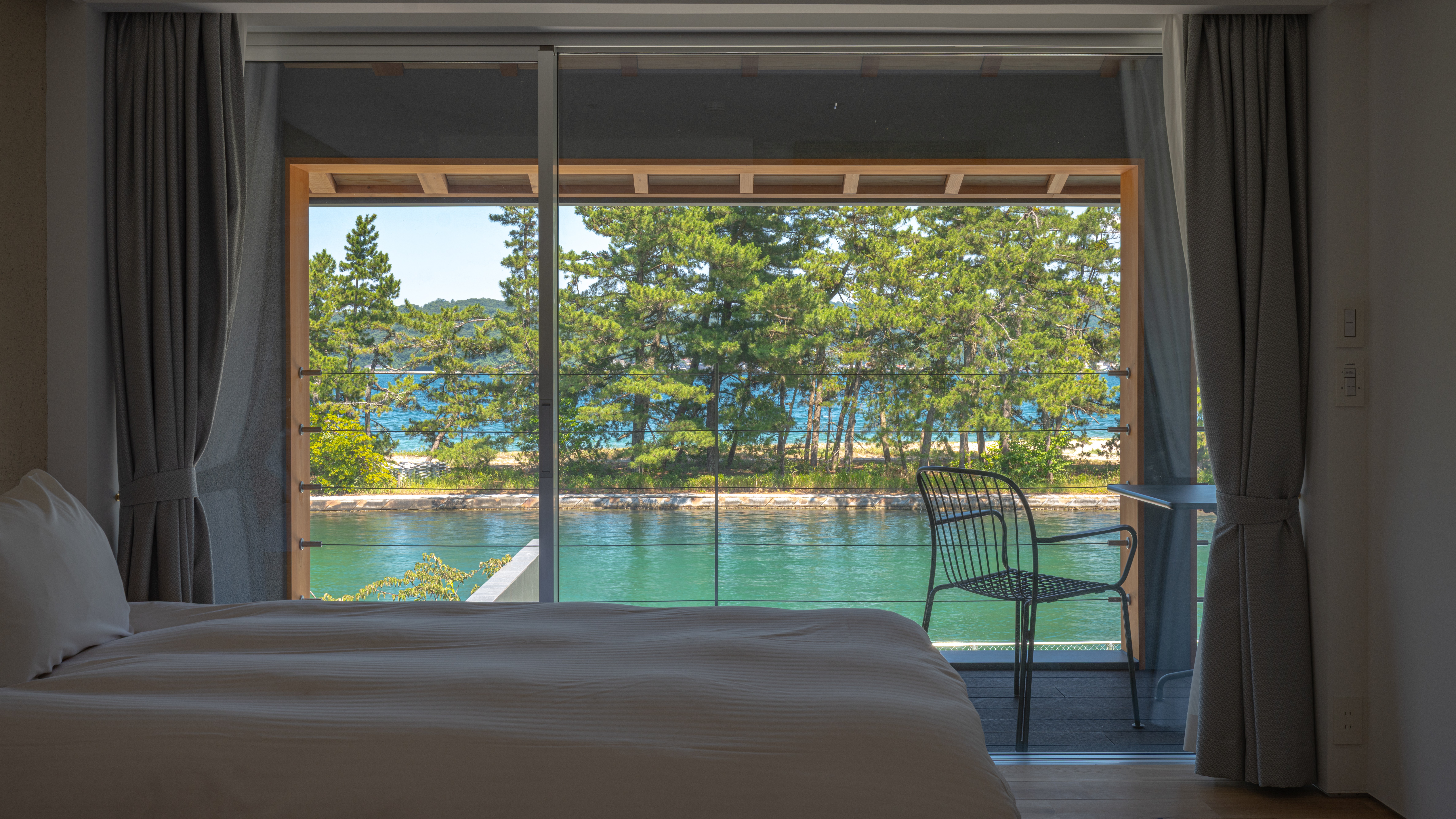 【calm（カーム）】天橋立の運河を望む2階テラス付ベッドルーム。