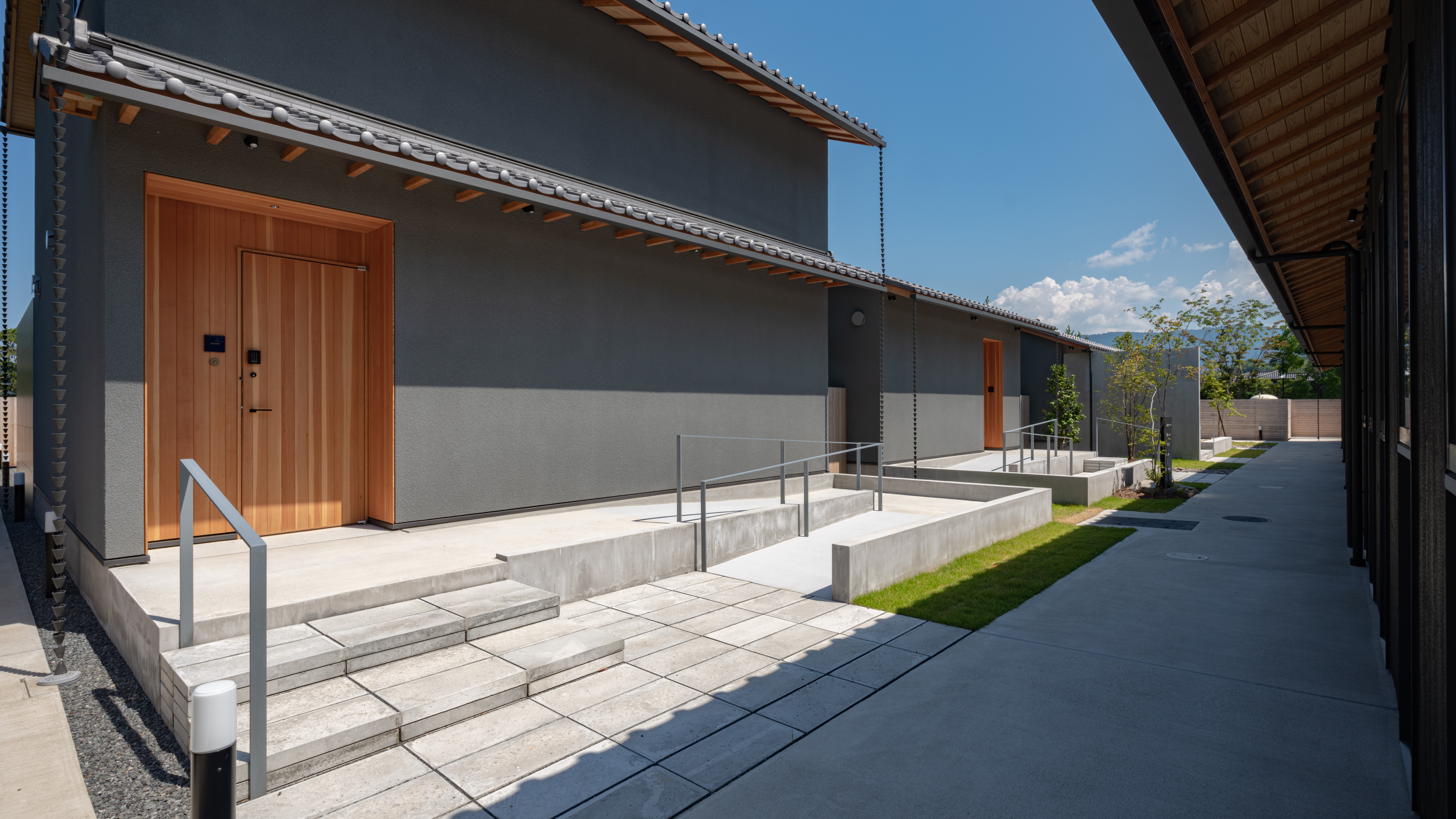 【外観】天橋立の運河沿いで、非日常の情景を味わう。