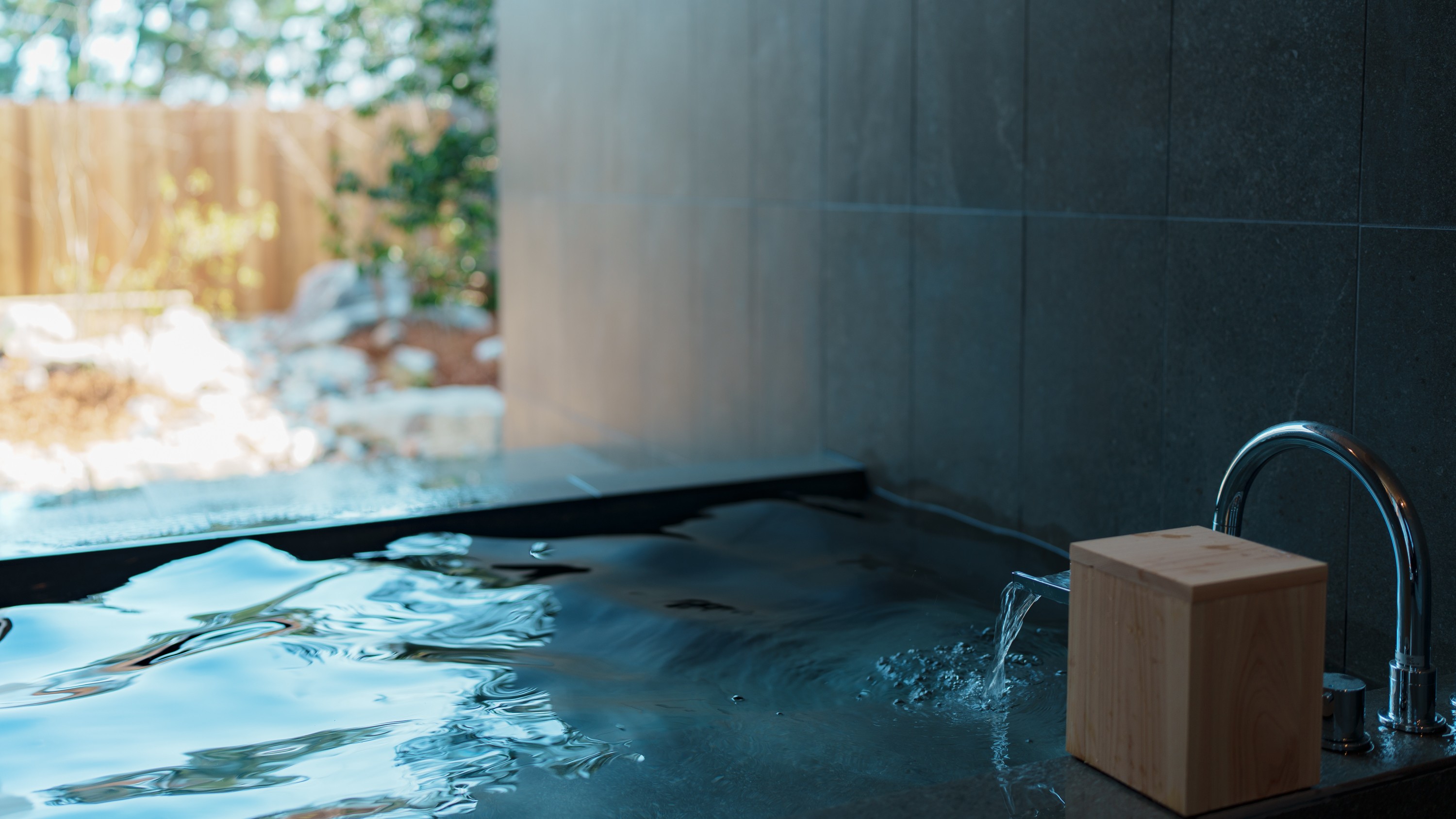 【dawn（ドーン）】露天風呂でゆったりと湯浴みを。