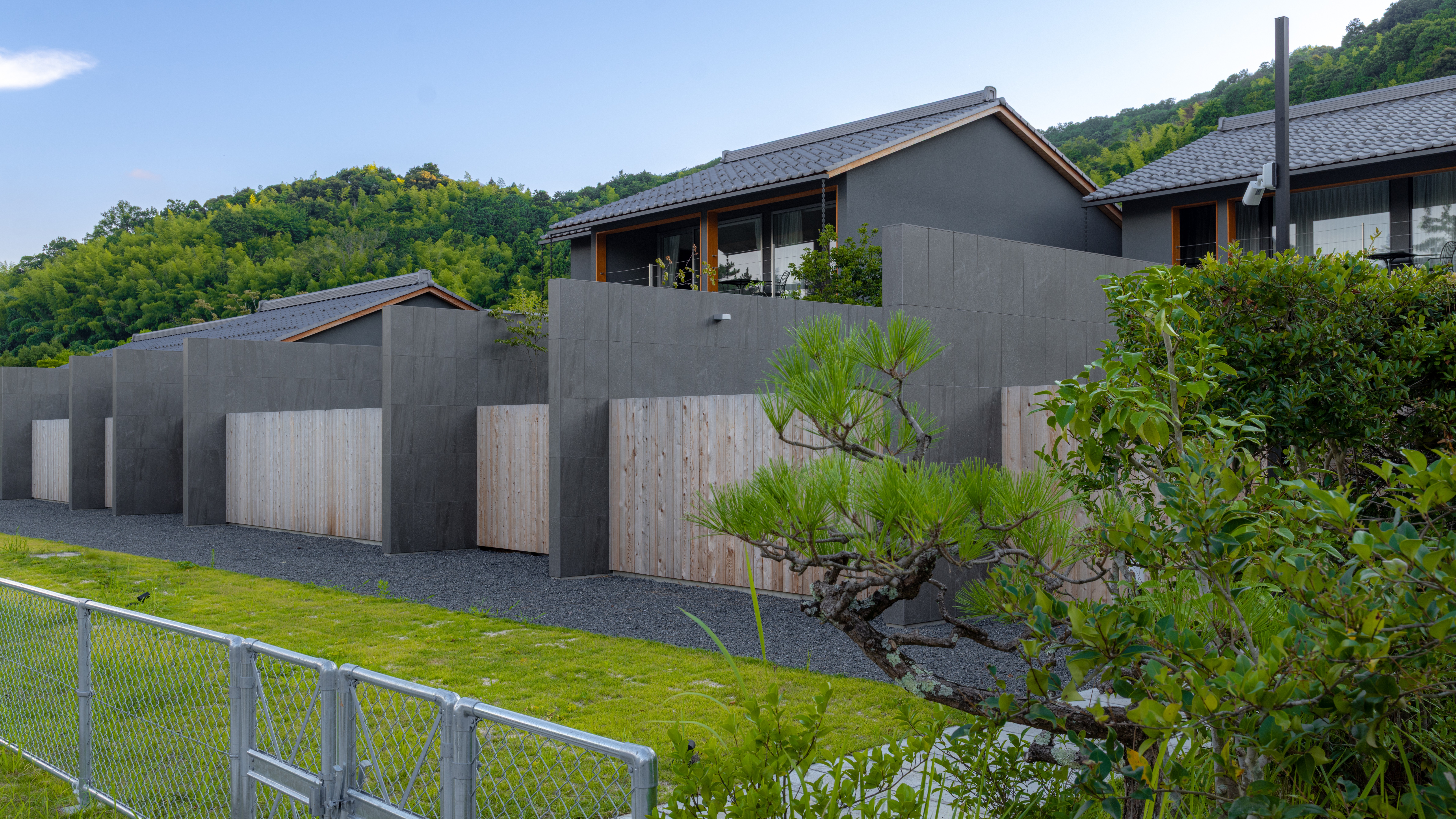  【外観】天橋立の運河沿いで、非日常の情景を味わう。