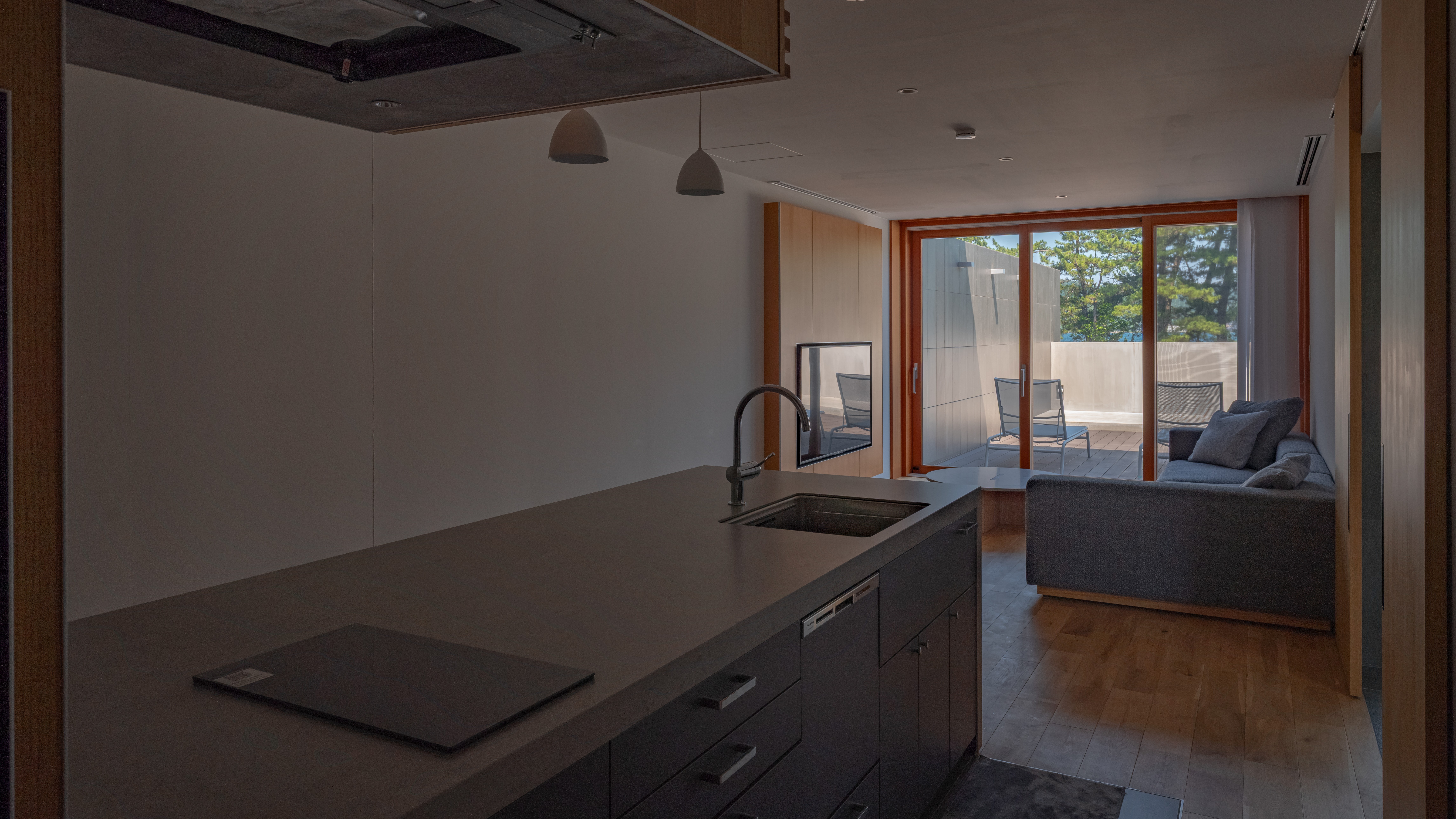 【calm（カーム）】キッチン完備のゆったりと寛げるリビング。