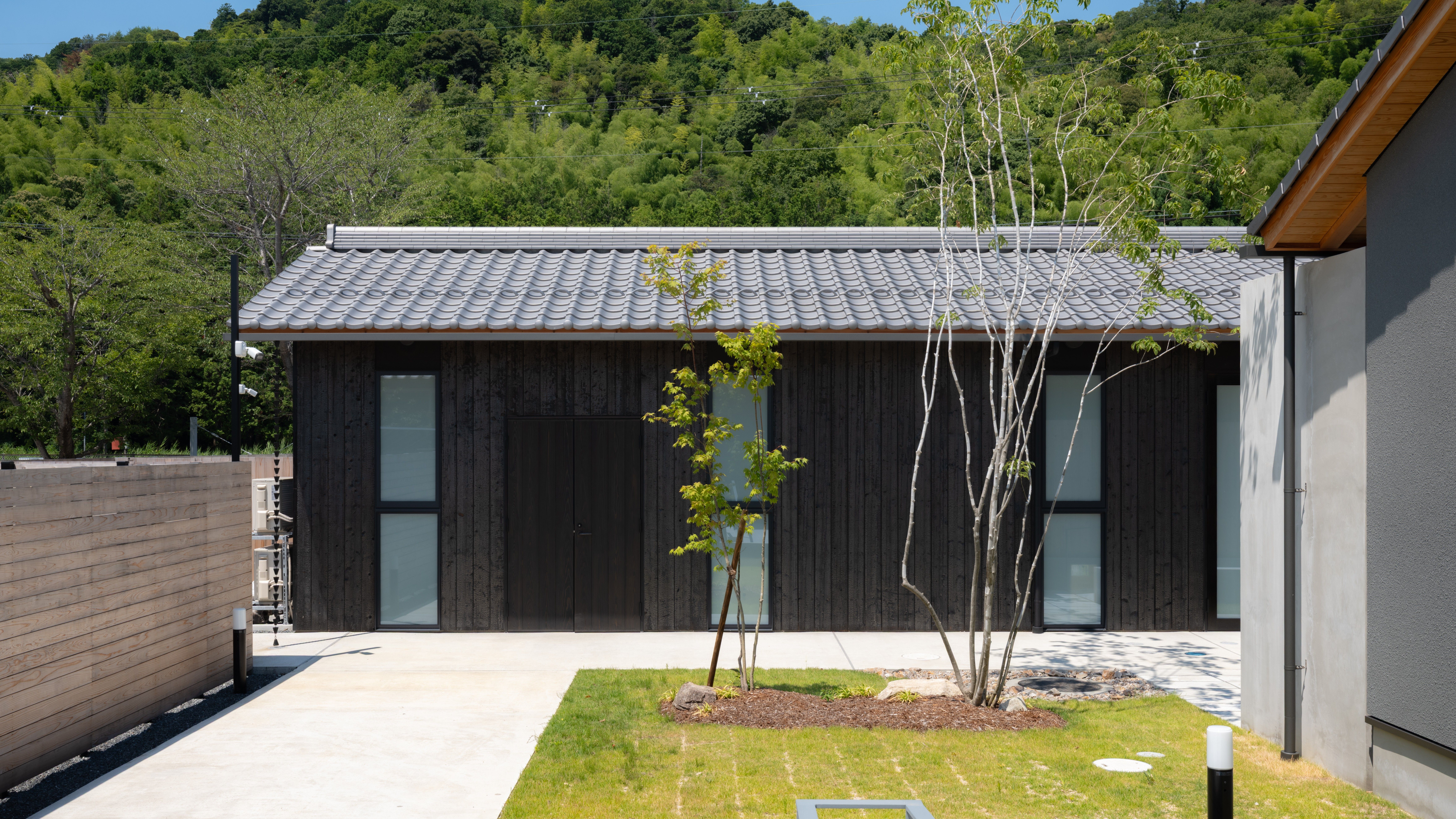 【外観】天橋立の運河沿いで、非日常の情景を味わう。