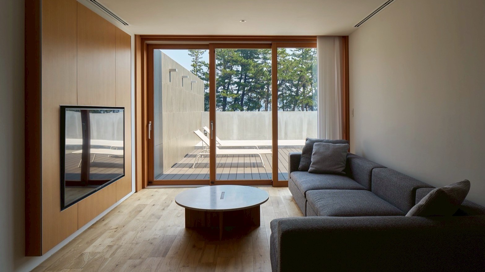 【calm（カーム）】プールビューのリビング。