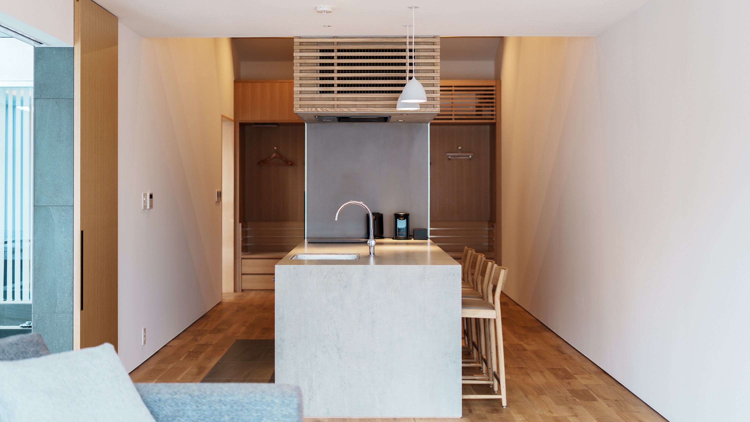 【calm（カーム）】キッチンを完備したダイニング。