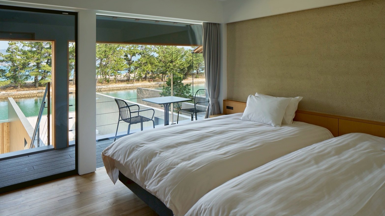 【dawn（ドーン）】天橋立と運河を望むテラス付2階ベッドルーム。