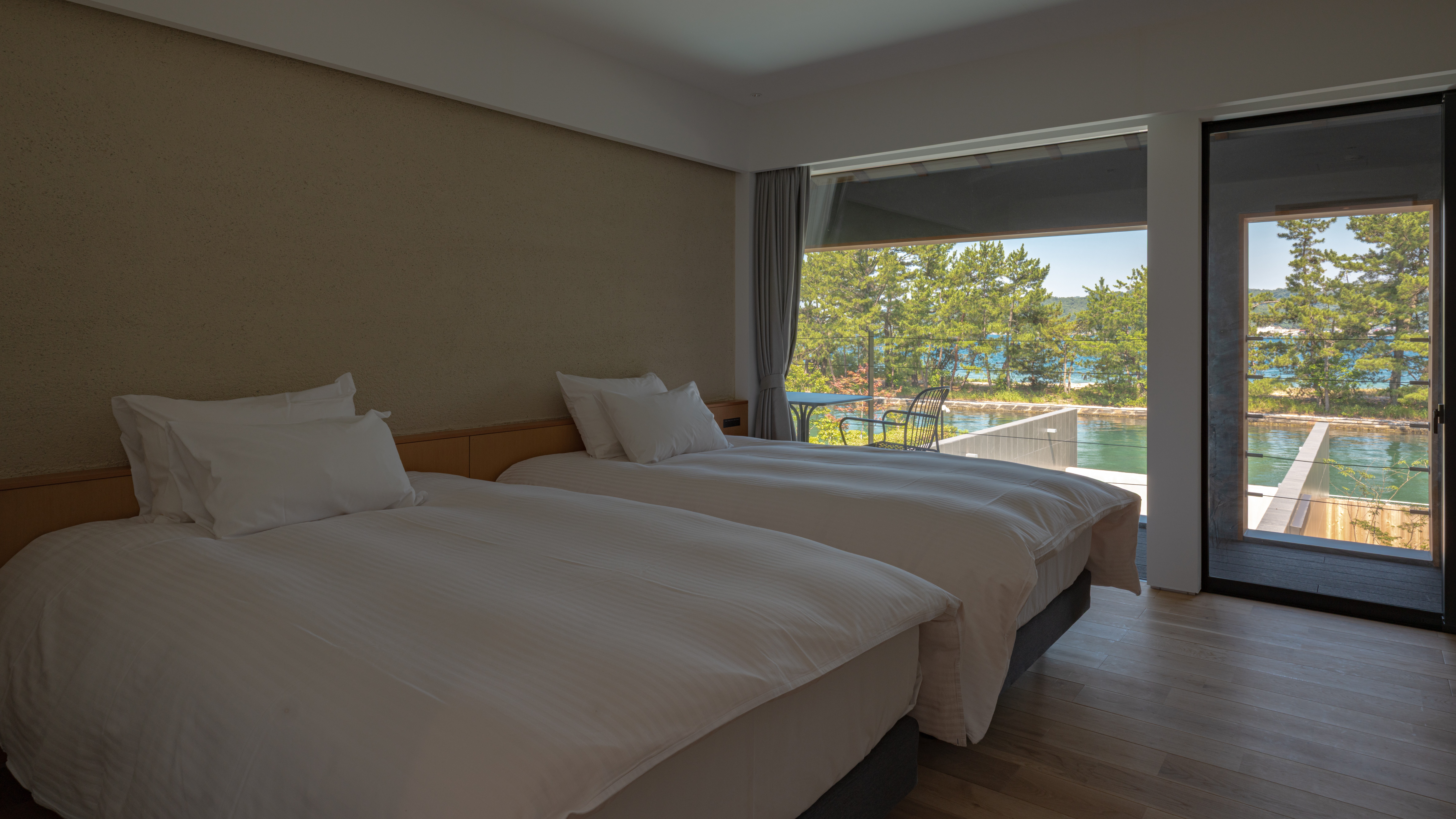 【dawn（ドーン）】天橋立と運河を望むテラス付2階ベッドルーム。