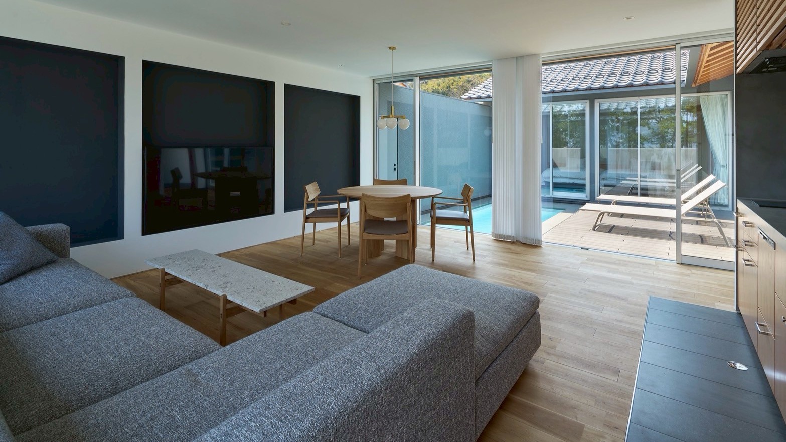 【bliss（ブリス）】天橋立を望み、ゆったりと寛げるリビング。