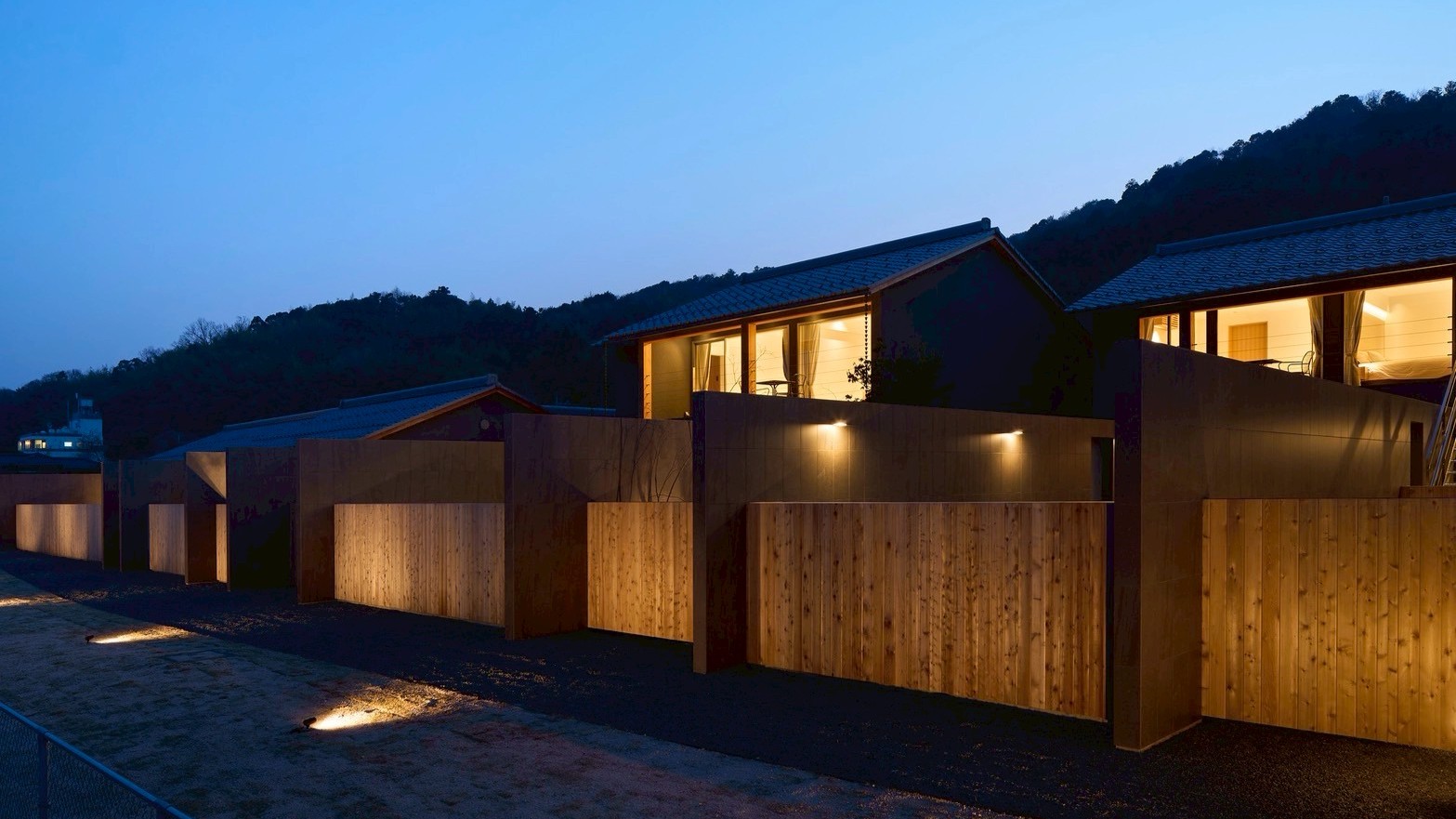 【外観】天橋立の運河沿いで、非日常の情景を味わう。