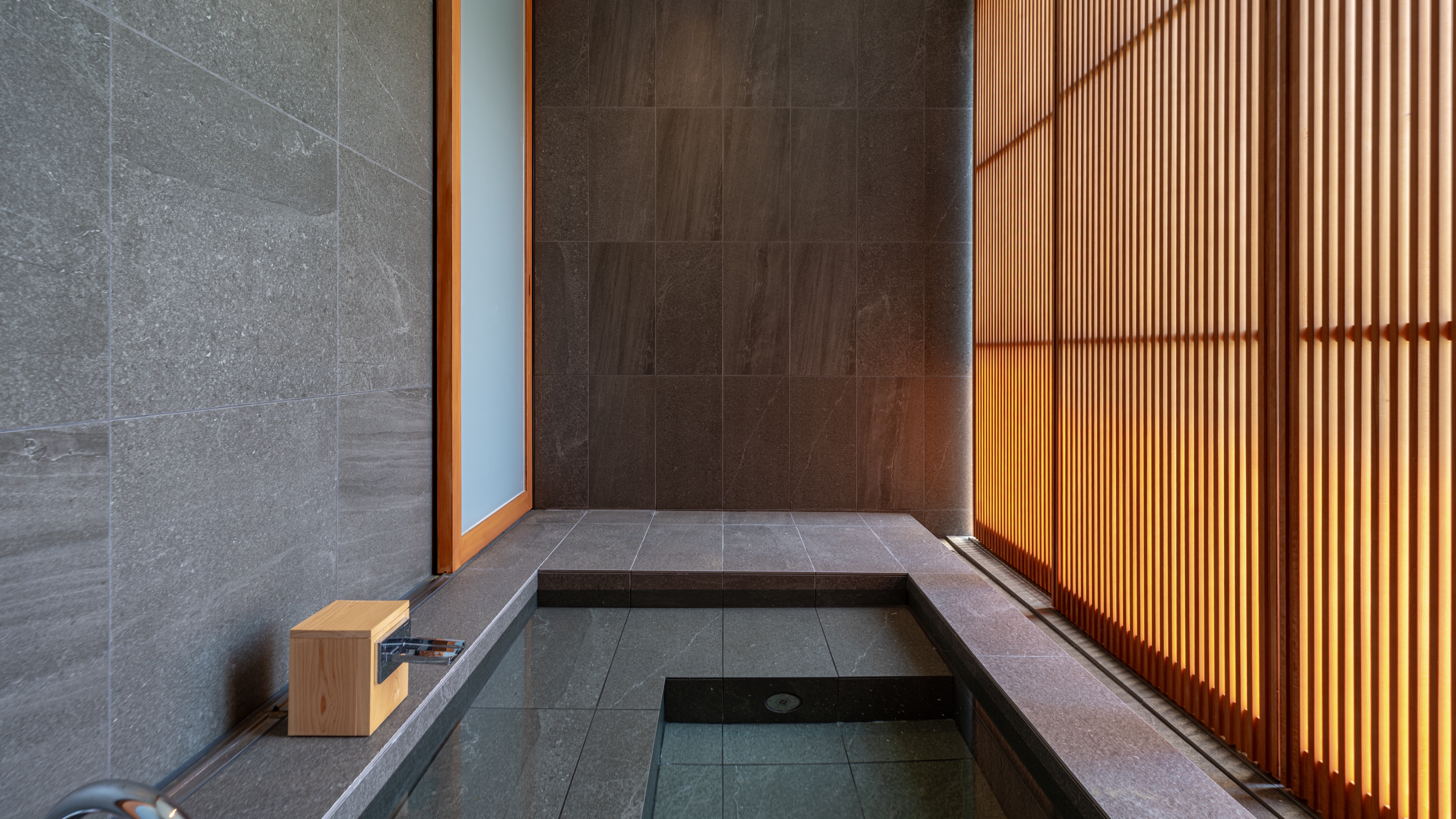 【aeon（エオン）】プールビューの露天風呂でゆったりと湯浴みを愉しむ。