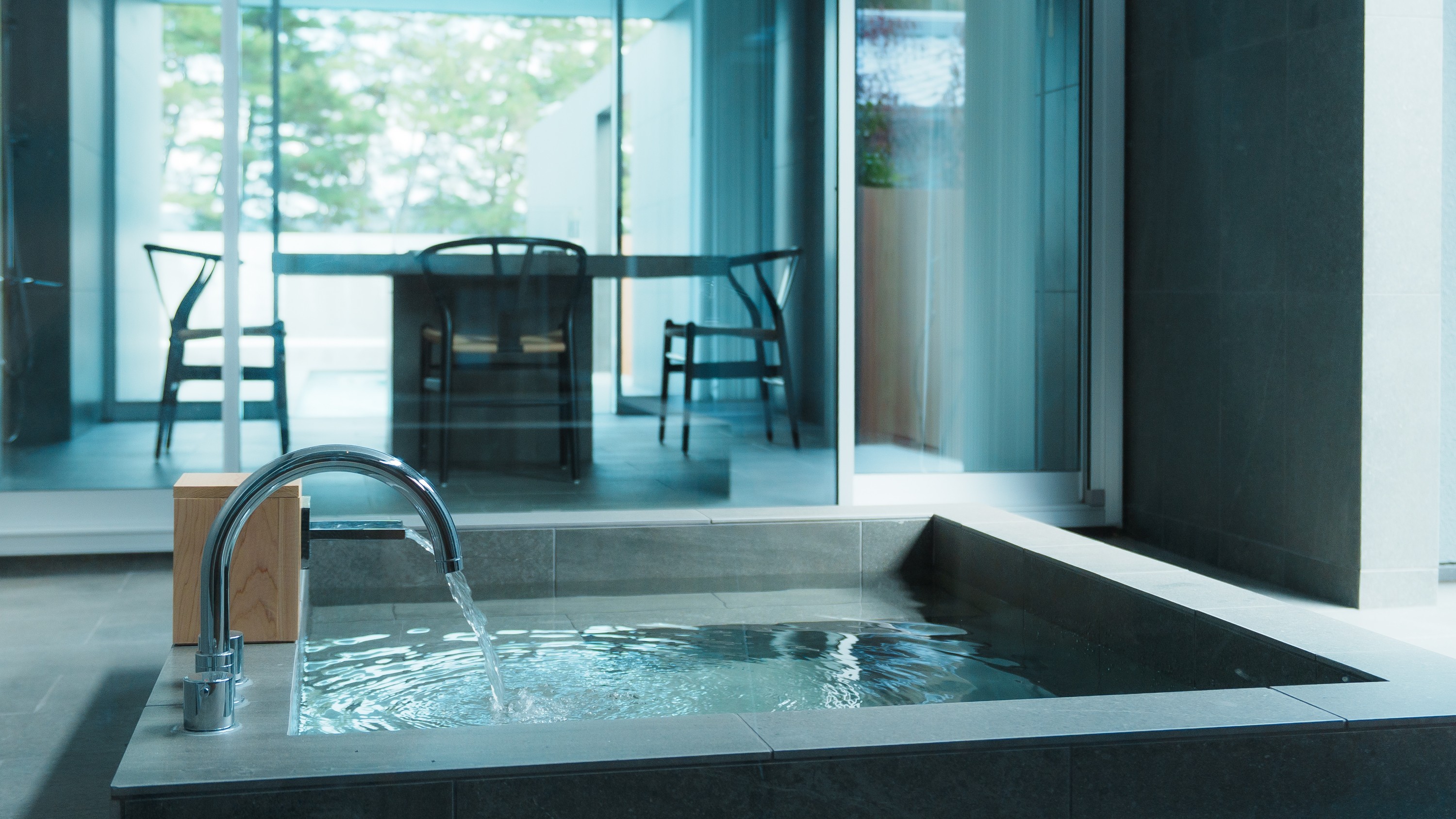 【calm（カーム）】露天風呂でゆったりと湯浴みを。