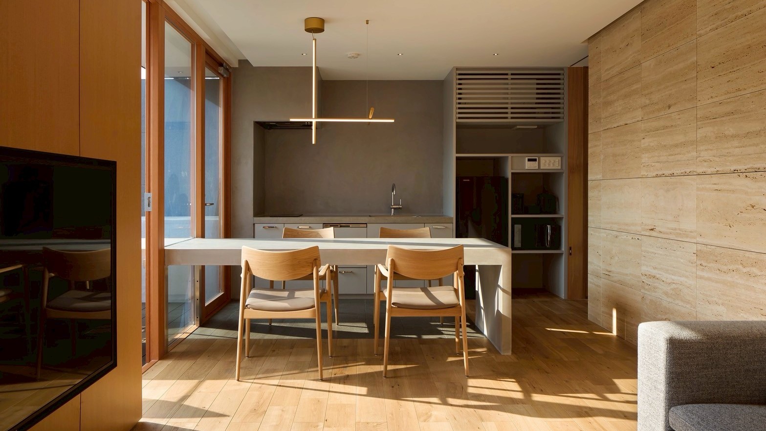 【aeon（エオン）】ゆったりと過ごせるプールビューのリビングダイニング。