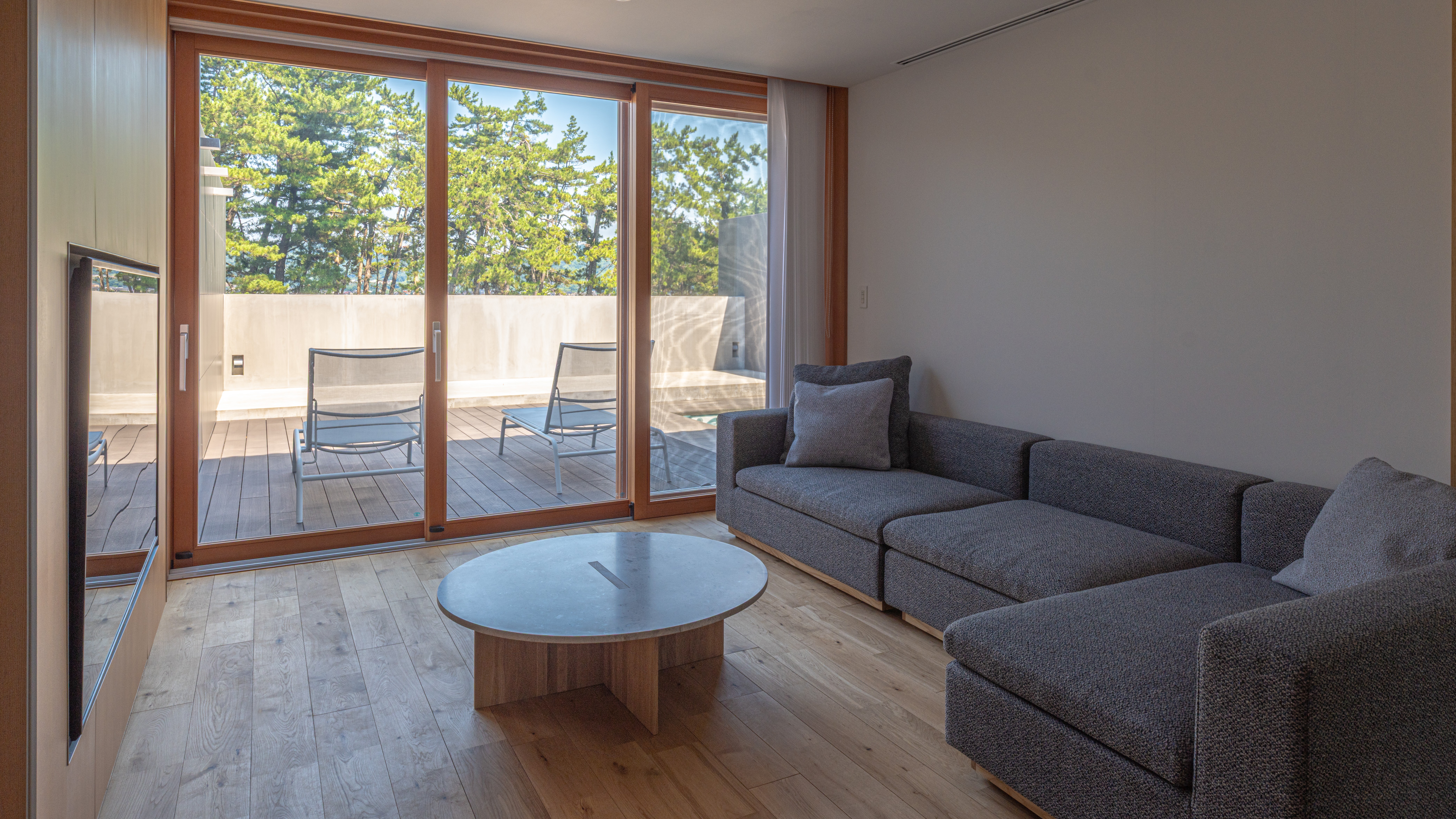 【calm（カーム）】キッチン完備のゆったりと寛げるリビング。