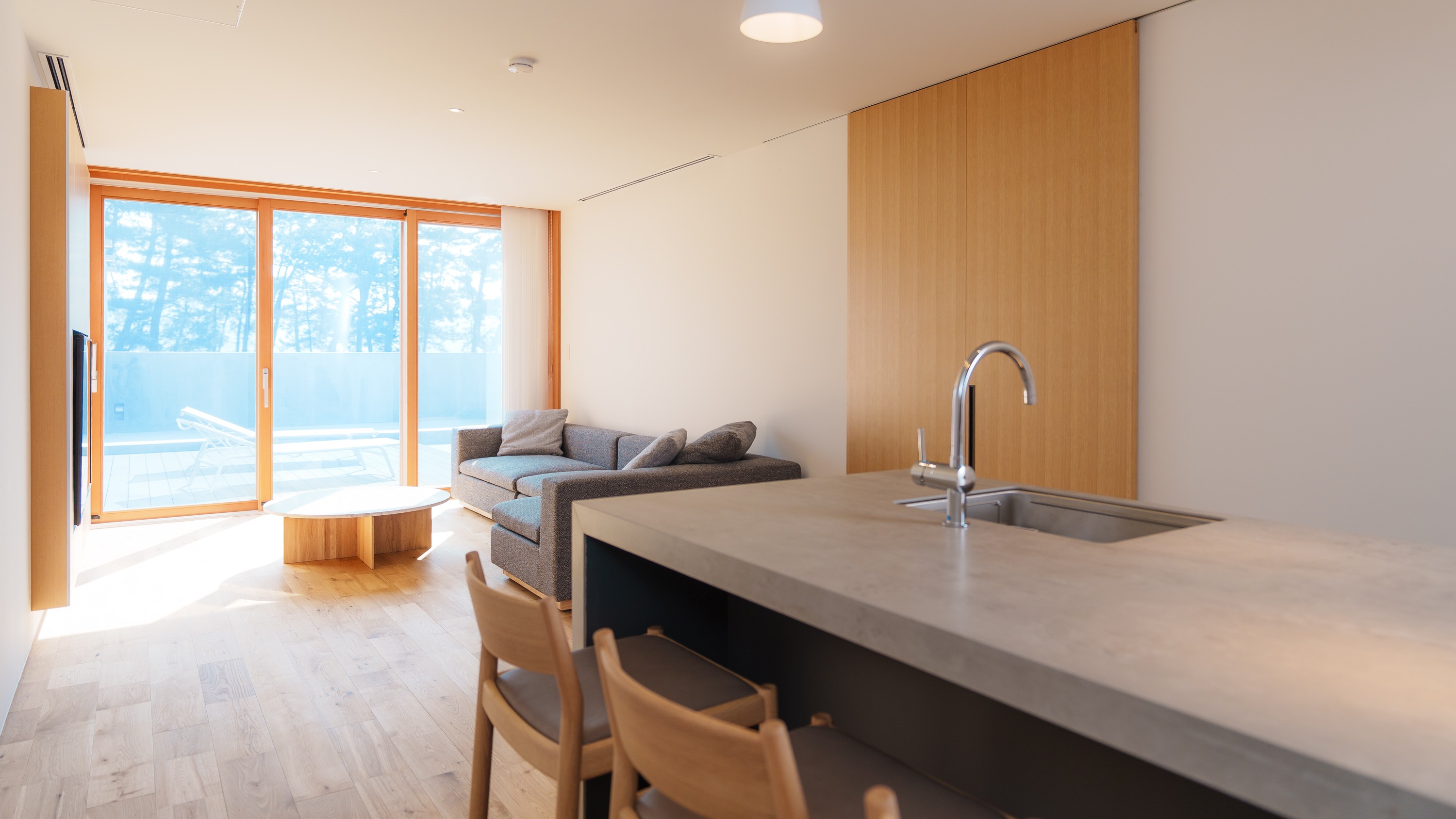 【calm（カーム）】キッチンを完備したダイニング。